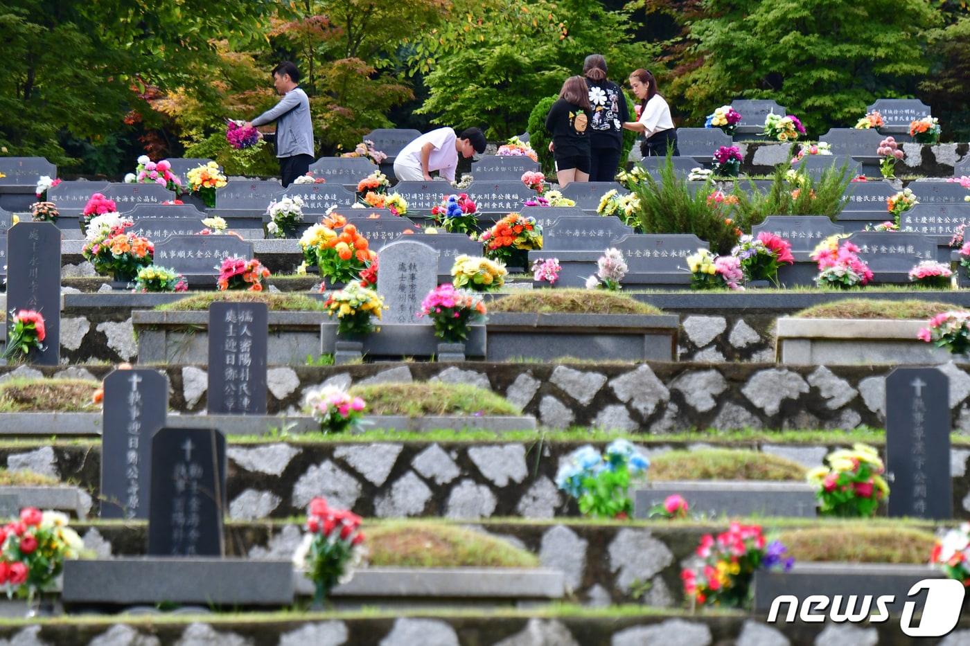 17일 경북 경주시 강동면 경주공원묘원을 찾은 한 가족이 추석을 앞두고 이른 성묘를 하고 있다.2023.9.17/뉴스1 ⓒ News1 최창호 기자