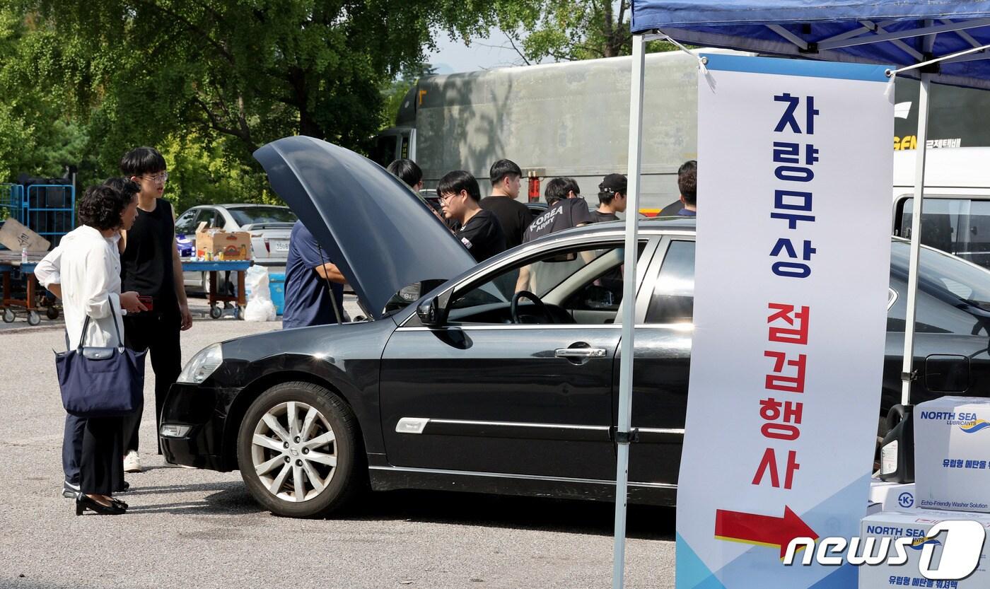 대구시는 19일 9개 구·군별로 지정된 장소에서 비사업용 자동차를 대상으로 자동차 무상점검을 실시한다고 18일 밝혔다. 사진은 서울시자동차전문정비사업조합 중구지회 소속 정비사들이 17일 서울 중구 한국자유총연맹 주차장에서 추석 귀향 차량 무상점검을 하는 모습. 2023.9.17/뉴스1 ⓒ News1 자료 사진