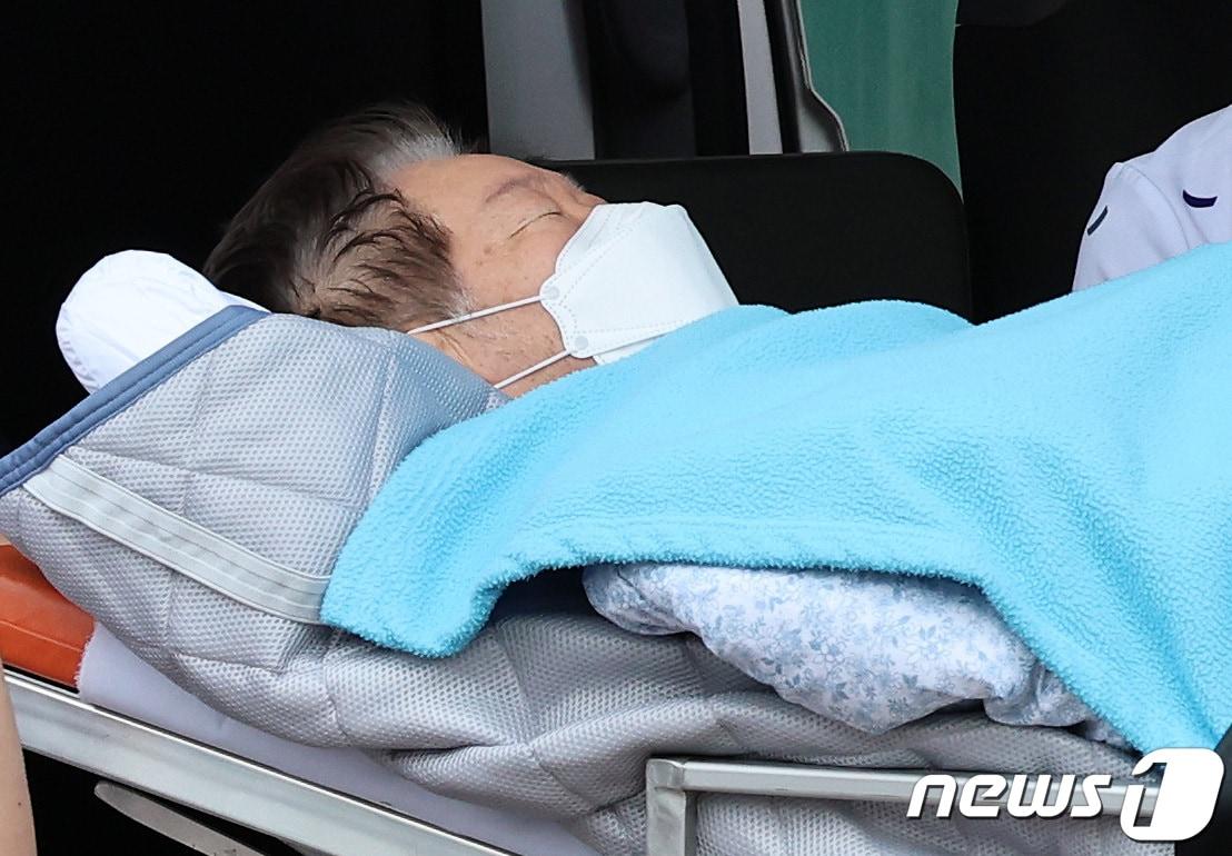 이재명 더불어민주당 대표가 장기간 단식으로 건강이 악화하면서 18일 오전 서울 중랑구 녹색병원으로 이송되고 있다. 2023.9.18/뉴스1 ⓒ News1 구윤성 기자