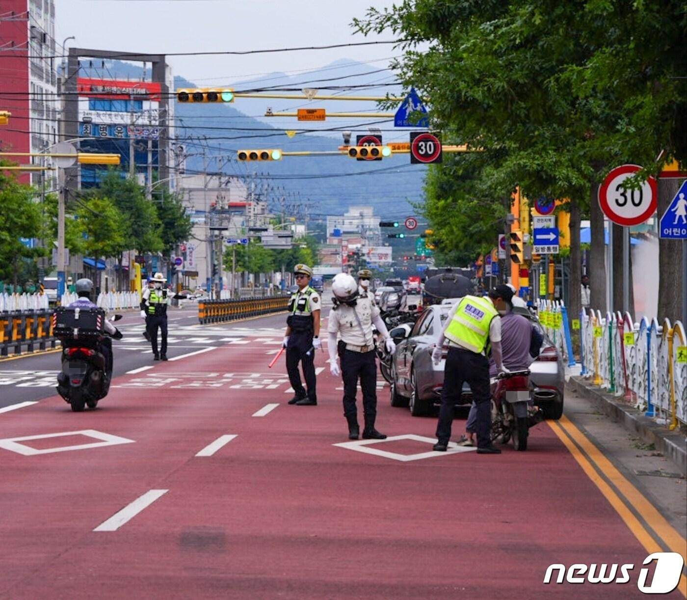 경남경찰청 기동단속팀이 밀양 미리벌 초등학교 앞 스쿨존에서 교통법규위반 특별단속을 벌이고 있다.&#40;경남경찰청 제공&#41;