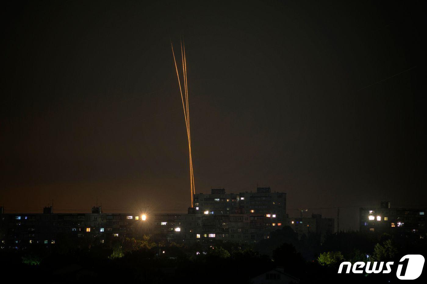 17일&#40;현지시간&#41; 우크라이나 하르키우에서 러시아 미사일이 관찰되고 있다. 새벽 에 촬영된 이 사진은 러시아 벨고로드 지역에서 발사되었다. 2023.09.17/ ⓒ AFP=뉴스1 ⓒ News1 장성희 기자