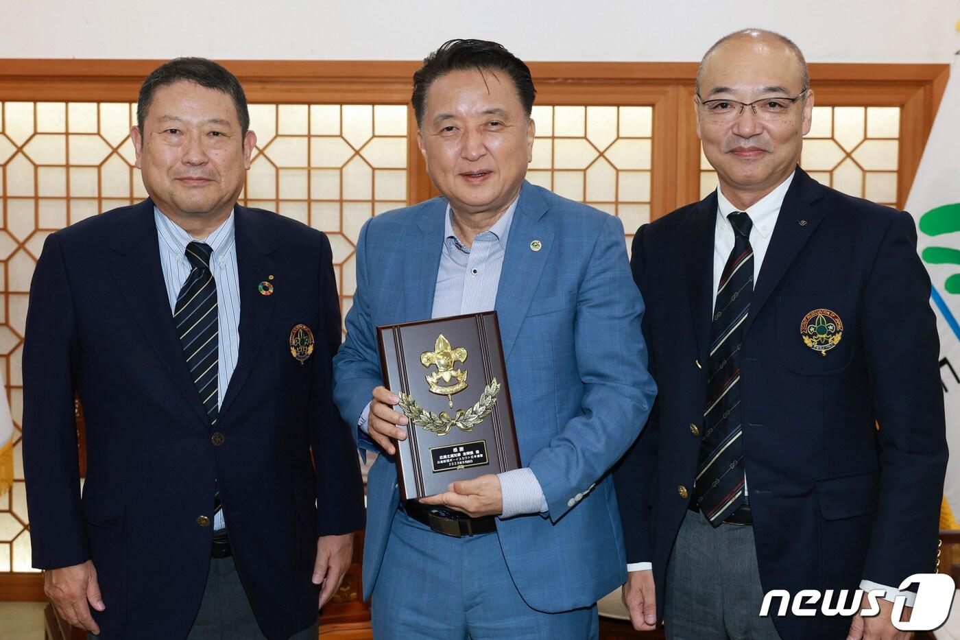 김영환 충북지사가 19일 일본 스카우트연맹에게 감사패를 받은 뒤 기념촬영하고 있다. &#40;충북도 제공&#41;