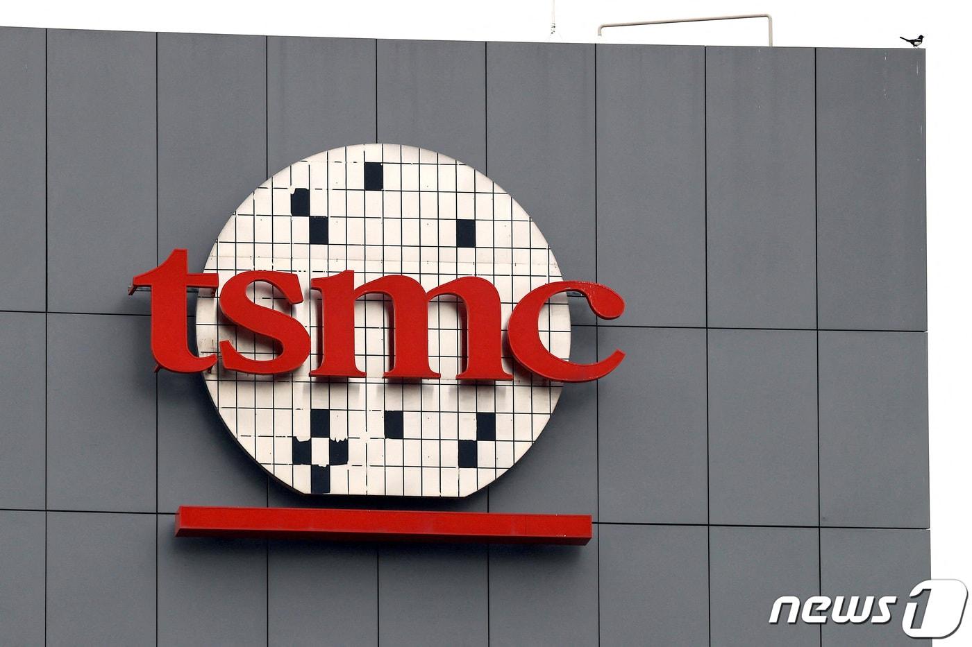 대만 타이난에 있는 건물에 TSMC 로고가 붙어 있다. &lt;자료사진&gt; ⓒ 로이터=뉴스1