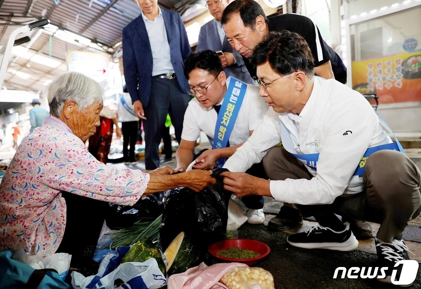 19일 김철우 보성군수&#40;오른쪽&#41;가 벌교전통시장에서  &#39;추석맞이 전통시장 장보기 행사&#39;를 갖고 있다&#40;보성군 제공&#41;2023.9.19/