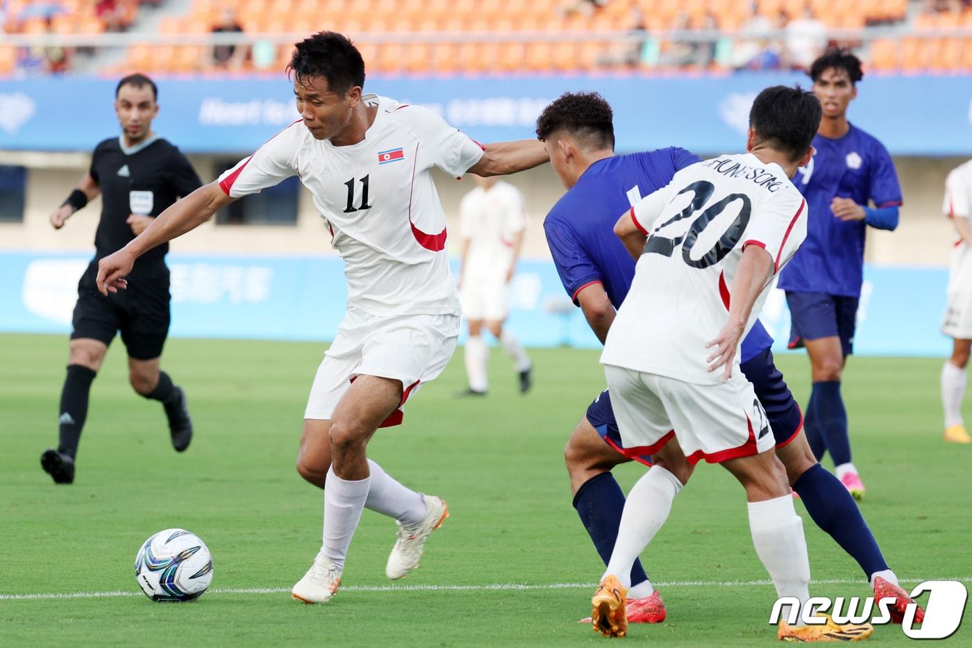 지난해 9월 개최된 항저우 아시안게임 남자 축구 F조 조별리그 1차전 경기. 북한과 대만의 경기 중 북한 김국진이 드리블 돌파를 시도하는 모습. 2023.9.19/뉴스1 ⓒ News1 민경석 기자