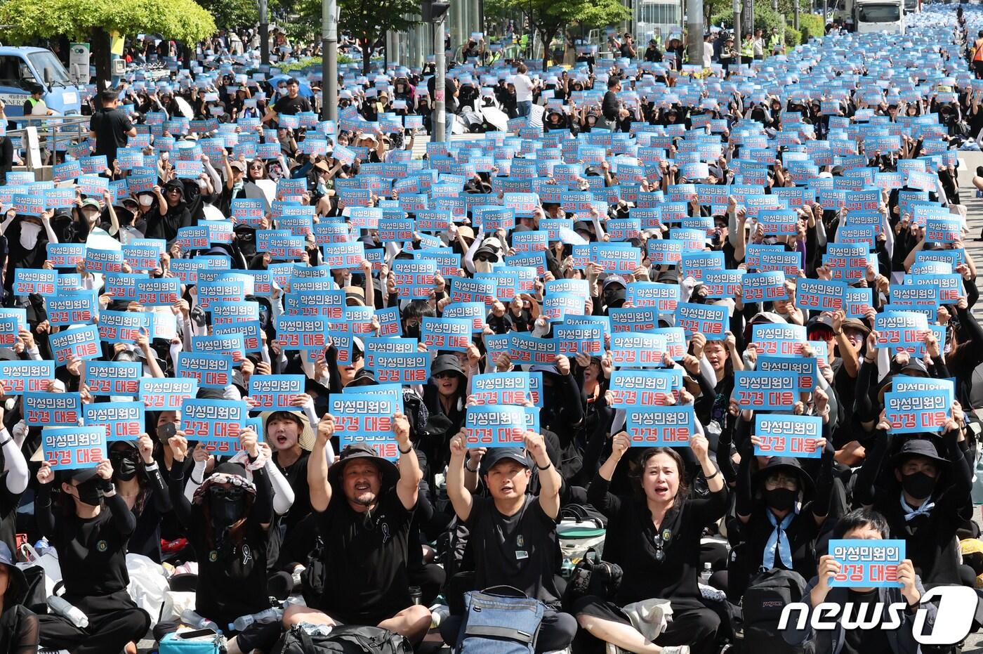 2일 서울 여의도 국회의사당 앞에서 열린 서이초 교사 추모 및 입법촉구 7차 교사 집회에서 참석자들이 악성민원인 강경 대응을 촉구하고 있다. 2023.9.2/뉴스1 ⓒ News1 허경 기자