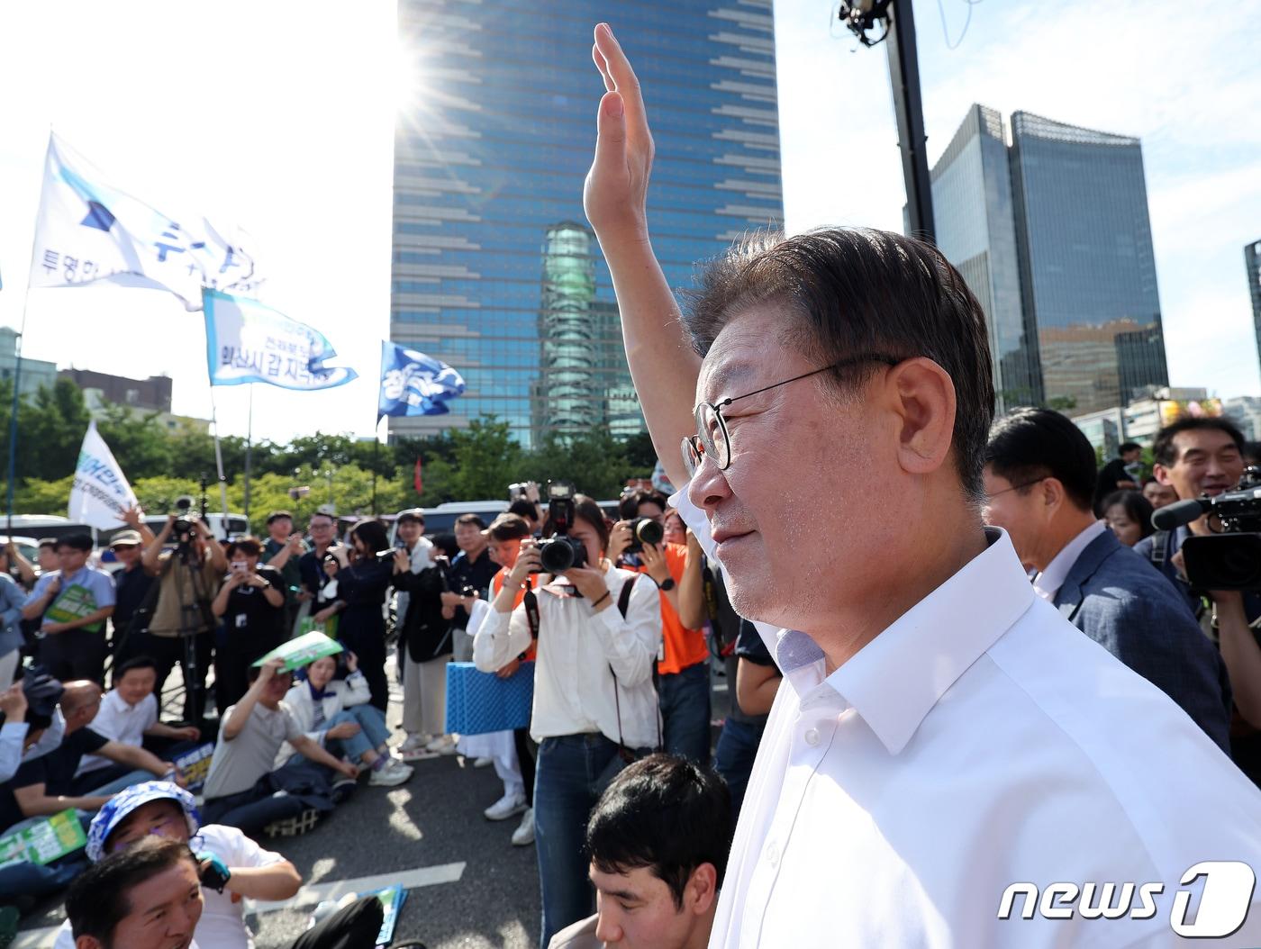 이재명 더불어민주당 대표가 2일 오후 서울 세종대로에서 열린 ‘후쿠시마 핵오염수 해양투기 중단·윤석열 정부 규탄 범국민대회’에 참석하고 있다. 2023.9.2/뉴스1 ⓒ News1 김진환 기자