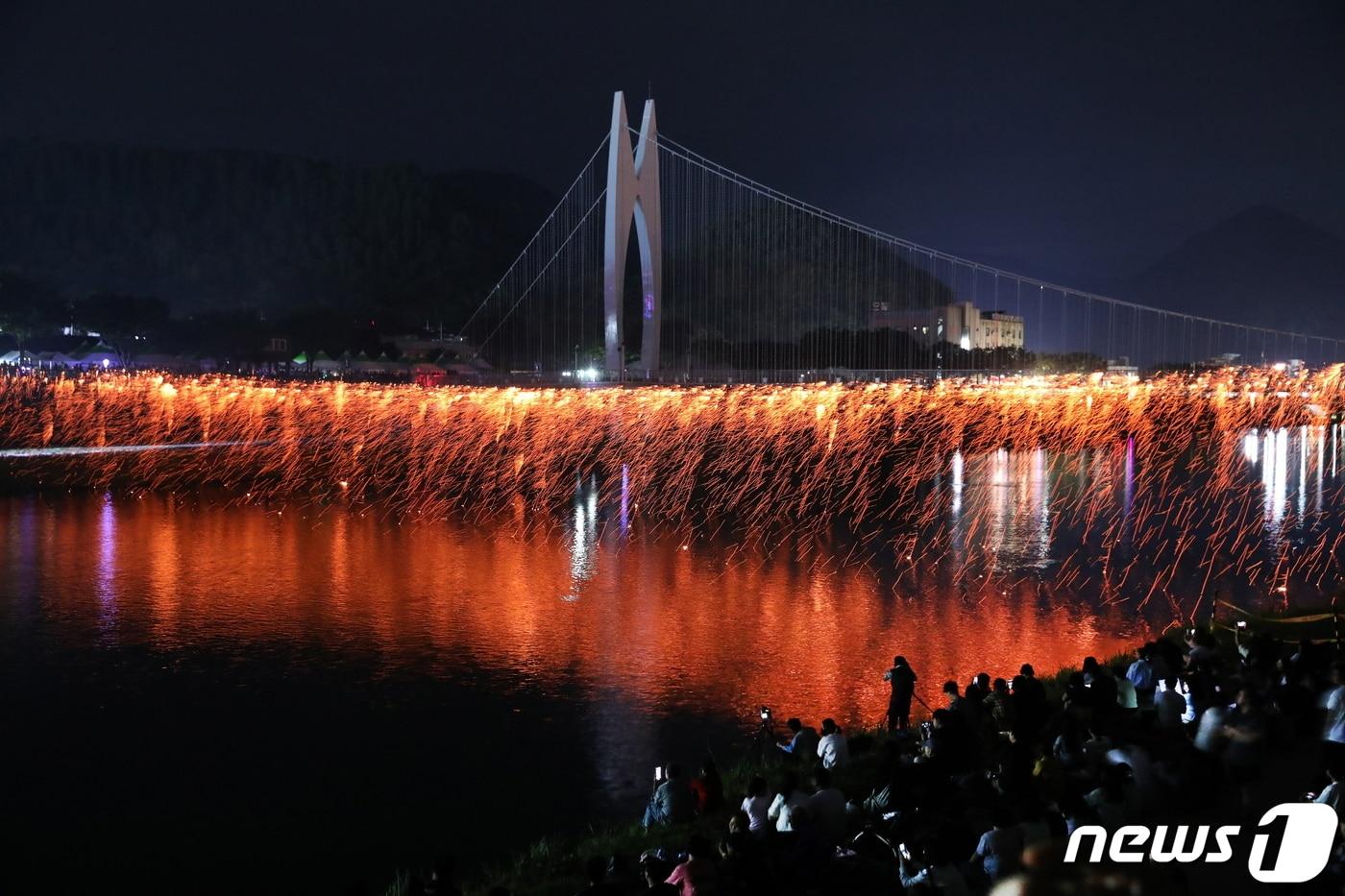 무주반딧불축제가 열린 전북자치도 무주군 무주읍 남대천 별빝다리에서 펼쳐진 안성낙화놀이.&#40;무주군제공&#41;/뉴스1