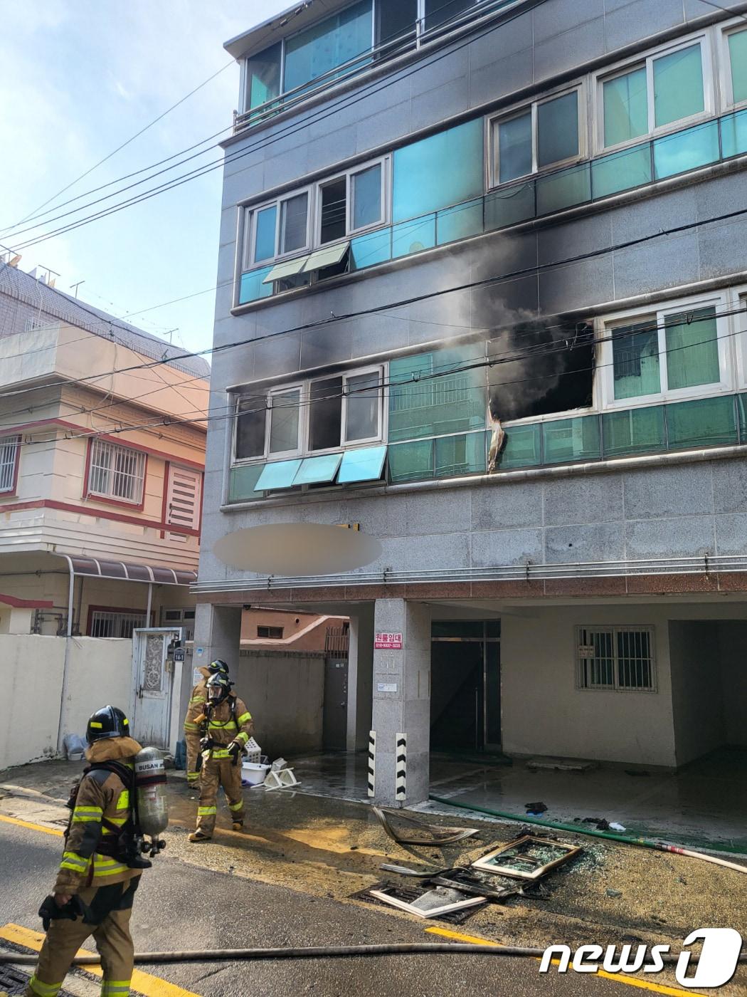 부산 서구의 한 4층짜리 빌라 2층에서 불이 나 소방이 출동했다. &#40;부산소방재난본부 제공&#41;