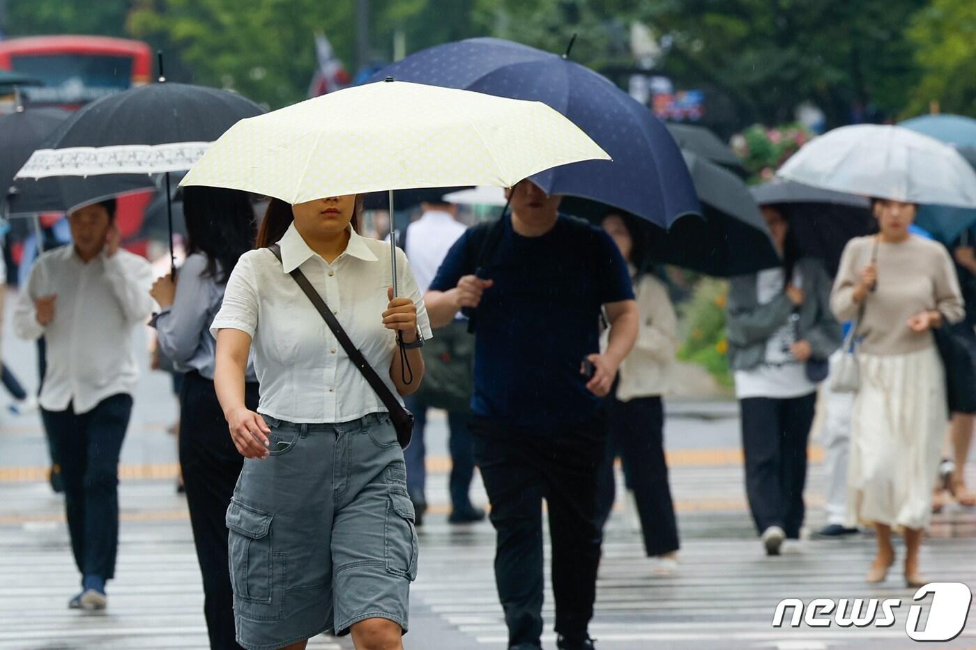 전국에 가을비가 내리는 20일 오전 서울 종로구 광화문 네거리에서 우산을 쓴 시민들이 출근길을 서두르고 있다. 2023.9.20/뉴스1 ⓒ News1 안은나 기자