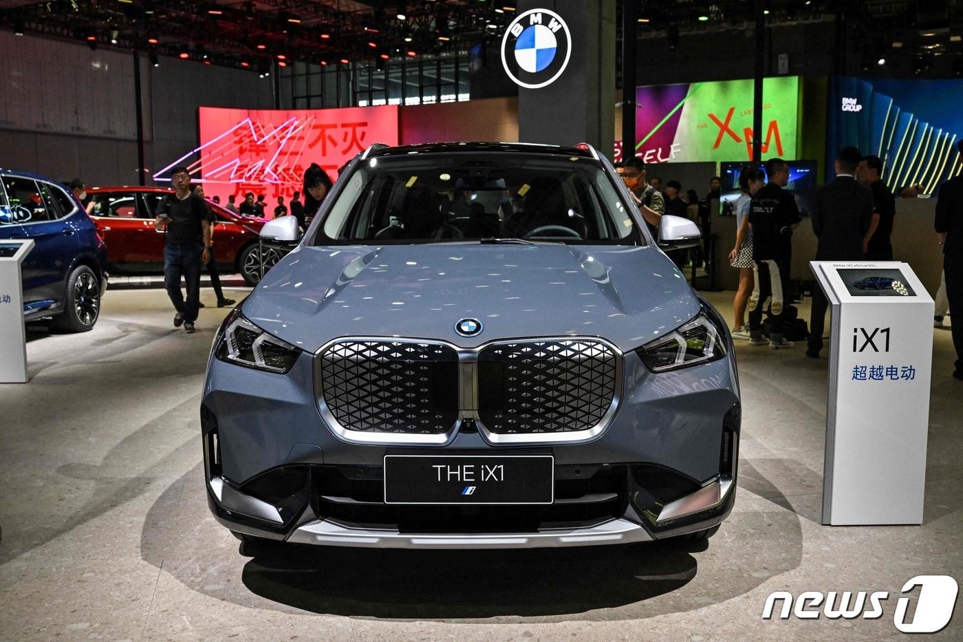 중국 상하이에서 열린 20회 국제자동차산업전시회에서 BMW iX1이 전시되어 있다. 2023.04.18. ⓒ AFP=뉴스1 ⓒ News1 권영미 기자