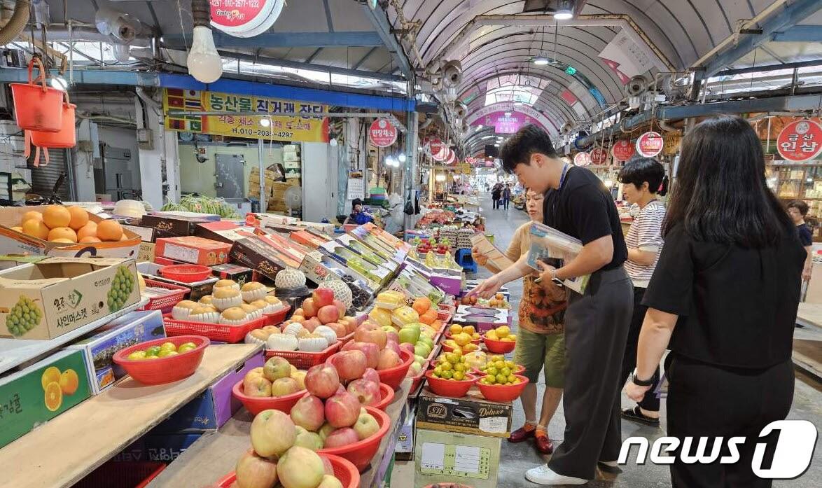 경남 김해시가 추석을 맞아 물가 상황을 점검하고 있다. &#40;김해시 제공&#41;