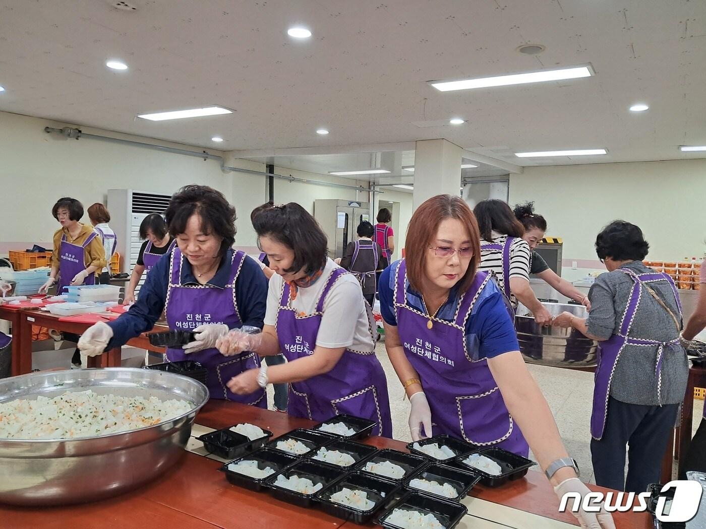 충북 진천군 여성단체협의회가 19~20일 &#39;가족사랑 명절음식 나눔봉사&#39;를 했다.&#40;진천군 제공&#41;/뉴스1