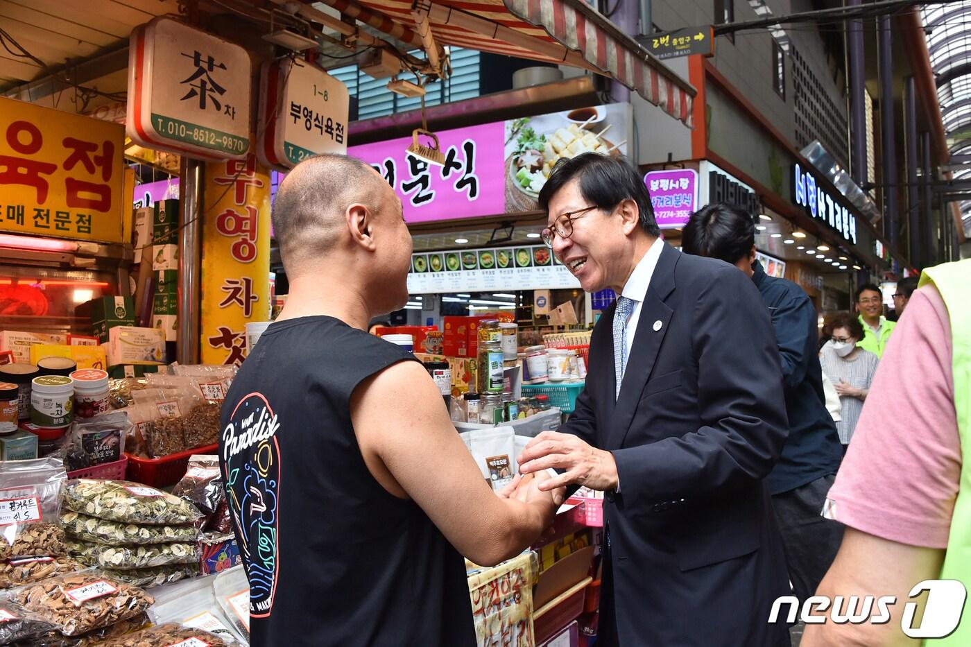 박형준 부산시장이 20일 전통시장을 찾아 상인들을 격려하고 있다&#40;부산시청 제공&#41;