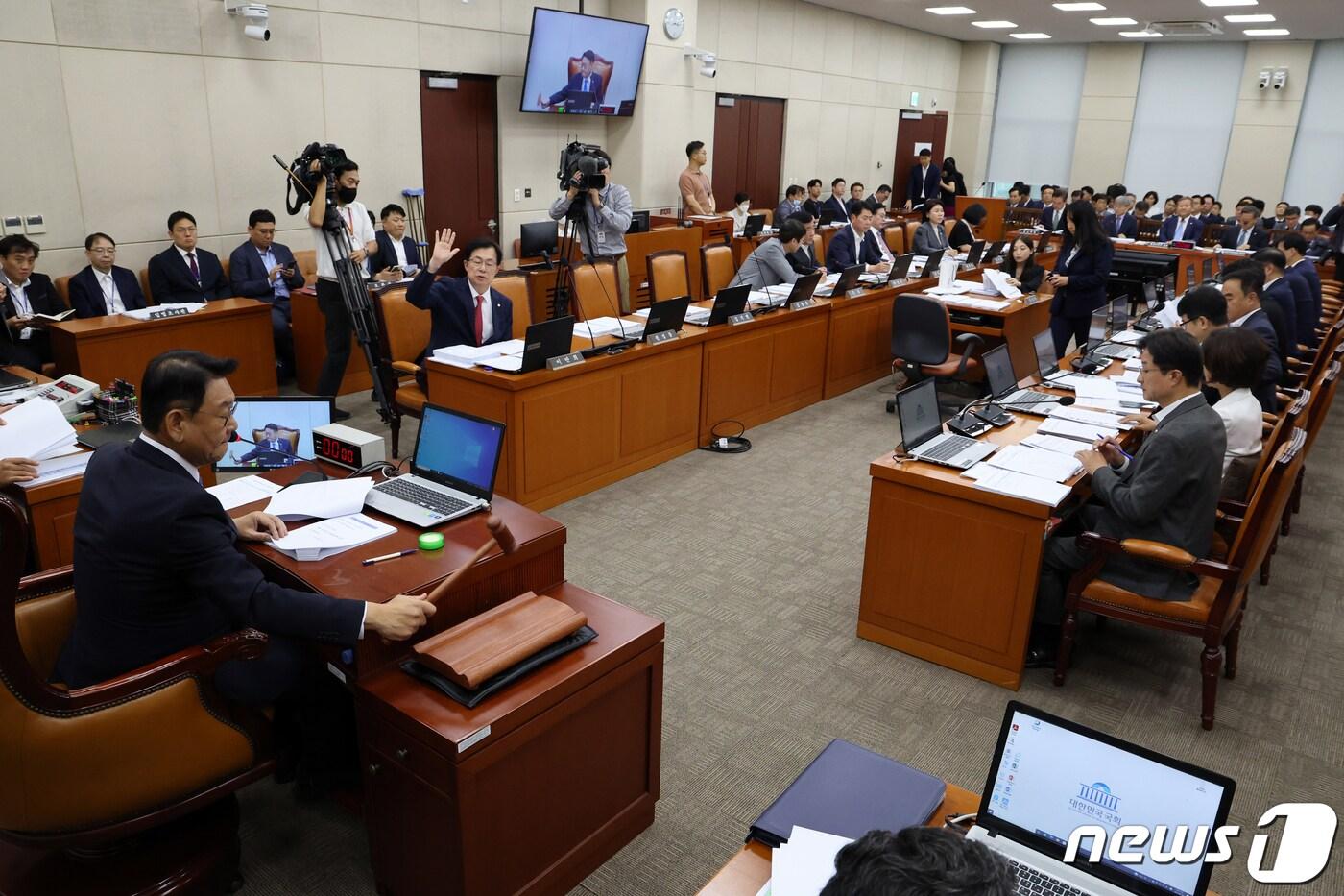 김교흥 국회 행안위원장이 20일 오후 서울 여의도 국회에서 열린 행정안전위원회 전체회의에서 의사봉을 두드리고 있다. 2023.9.20/뉴스1 ⓒ News1 황기선 기자