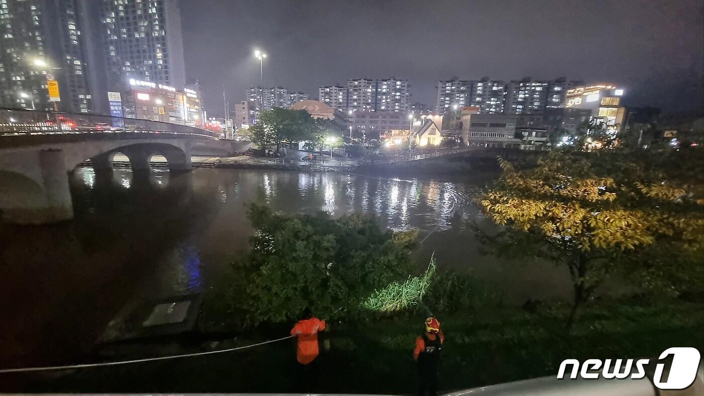 부산지역에 호우특보가 내려진 지난 20일 오후 부산 금정구 온천천 산책로에서 한 여성이 폭우로 불어난 물에 휩쓸려 실종된 가운데 소방대원들이 수색작업을 벌이고 있다. &#40;부산소방재난본부 제공&#41; ⓒ News1