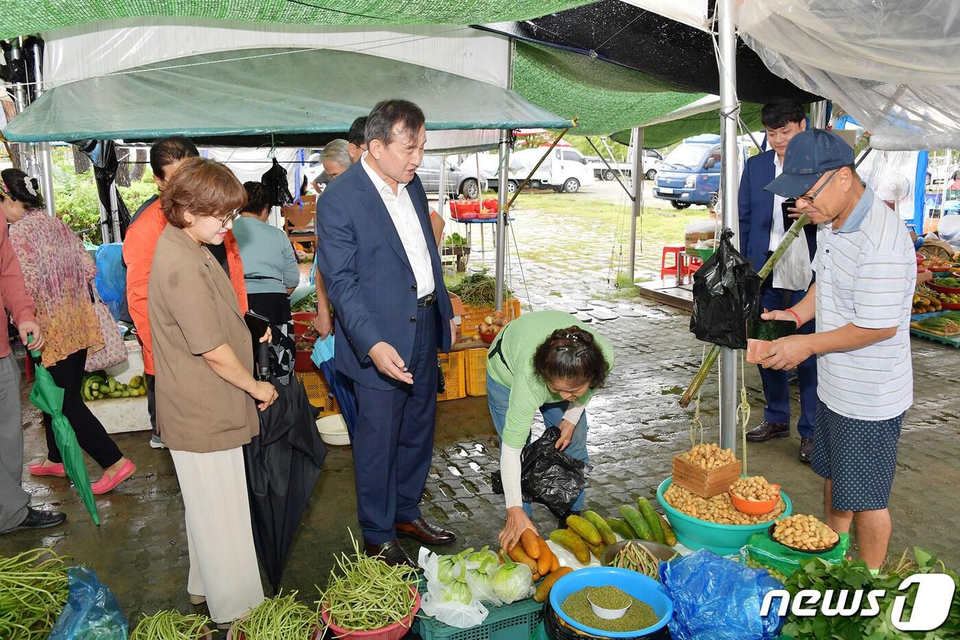 전통시장 둘러보는 이병노 전남 담양군수&#40;담양군 제공&#41;.2023.9.21./뉴스1