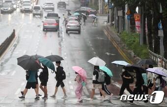 가을비가 내리는 21일 오후 대구 북구 한 초등학교 앞에서 하굣길 우산을 쓴 학생들이 횡단보도를 건너고 있다. 2023.9.21/뉴스1 ⓒ News1 공정식 기자