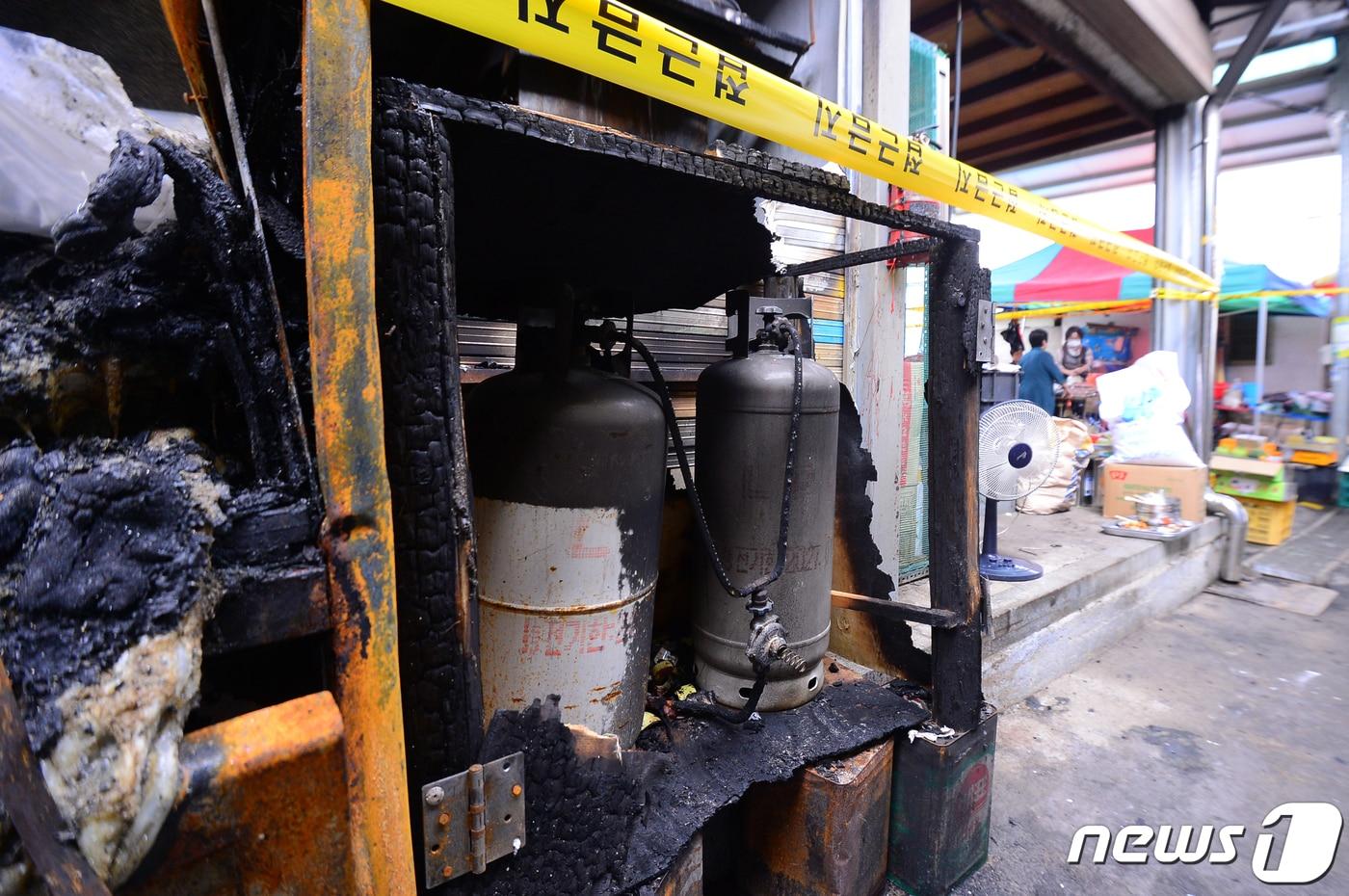 지난해 9월 광주 광산구 비아5일장 내 한 점포에서 전날 발생한 화재로 LPG가스통이 불에 그을려 있다. ⓒ News1 이승현 기자