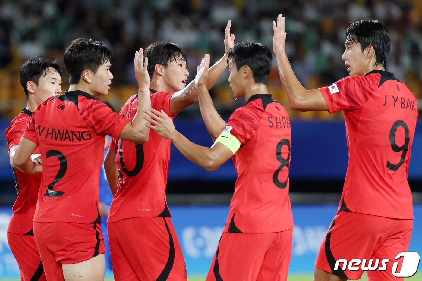 21일 오후 중국 저장성 진화시 스포츠센터 스타디움에서 열린 2022 항저우 아시안게임 남자 축구 E조 조별리그 2차전 대한민국과 태국의 경기에서 안재준이 추가골을 성공 시킨 뒤 동료들과 기쁨을 나누고 있다. 2023.9.21/뉴스1 ⓒ News1 민경석 기자