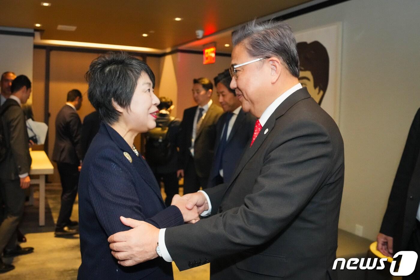 박진 외교부 장관&#40;오른쪽&#41;과 가미카와 요코&#40;上川陽子&#41; 신임 일본 외무상.&#40;외교부 제공&#41;