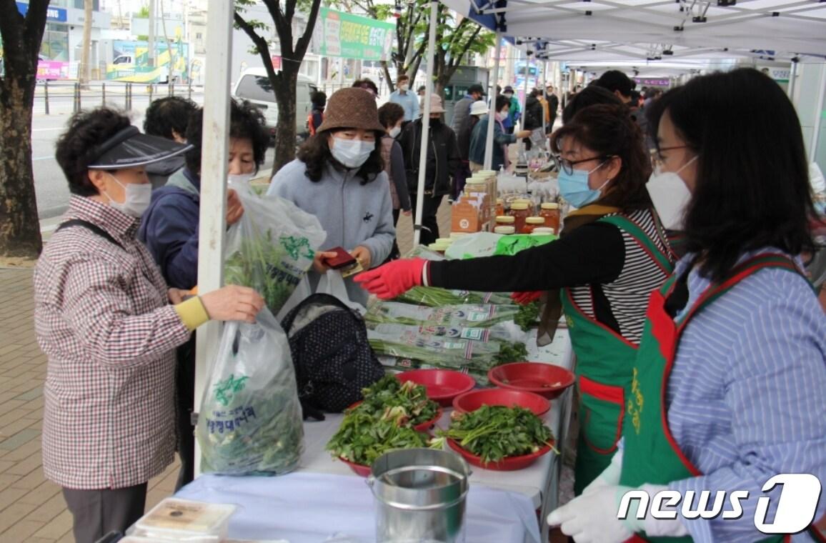 대구농협은 오는 25~26일 &#39;추석맞이 고향사랑 직거래장터&#39;를 개장한다. 사진은 지난해 열린 금요장터 모습.&#40;대구농협 제공&#41;