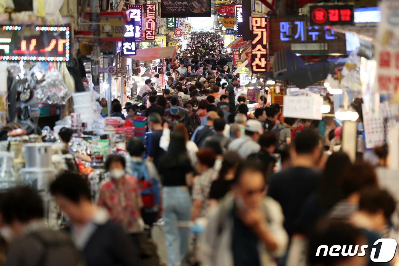 부산 부산진구 부전시장이 제수용품을 구입하려는 시민들로 북적이는 모습.  ⓒ News1