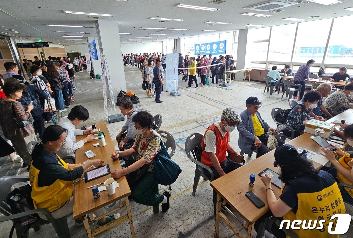 22일 오후 1시 자갈치현대화시장 3층에 차려진 온누리상품권환급센터. 상품권을 받으려는 고객들이 줄을 서 있다. 2023.9.22/뉴스1 ⓒ News1 권영지 기자