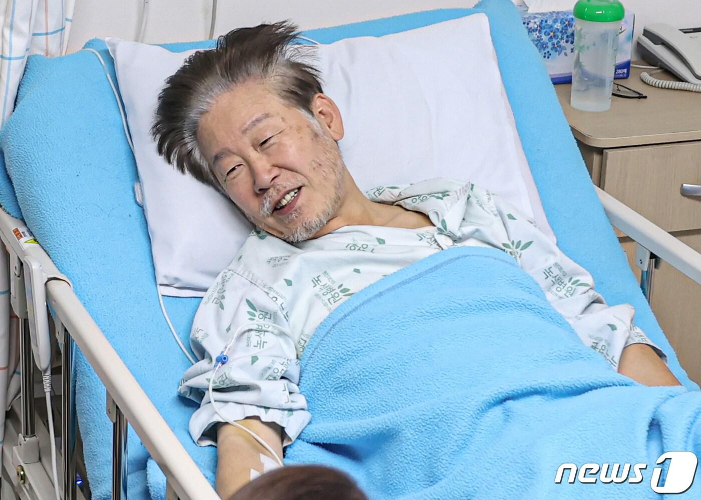 단식 23일째를 맞이한 이재명 더불어민주당 대표가 22일 서울 중랑구 녹색병원에서 진교훈 강서구청장 후보 등과 대화를 나누고 있다. &#40;더불어민주당 제공&#41; 2023.9.23/뉴스1 ⓒ News1 송원영 기자