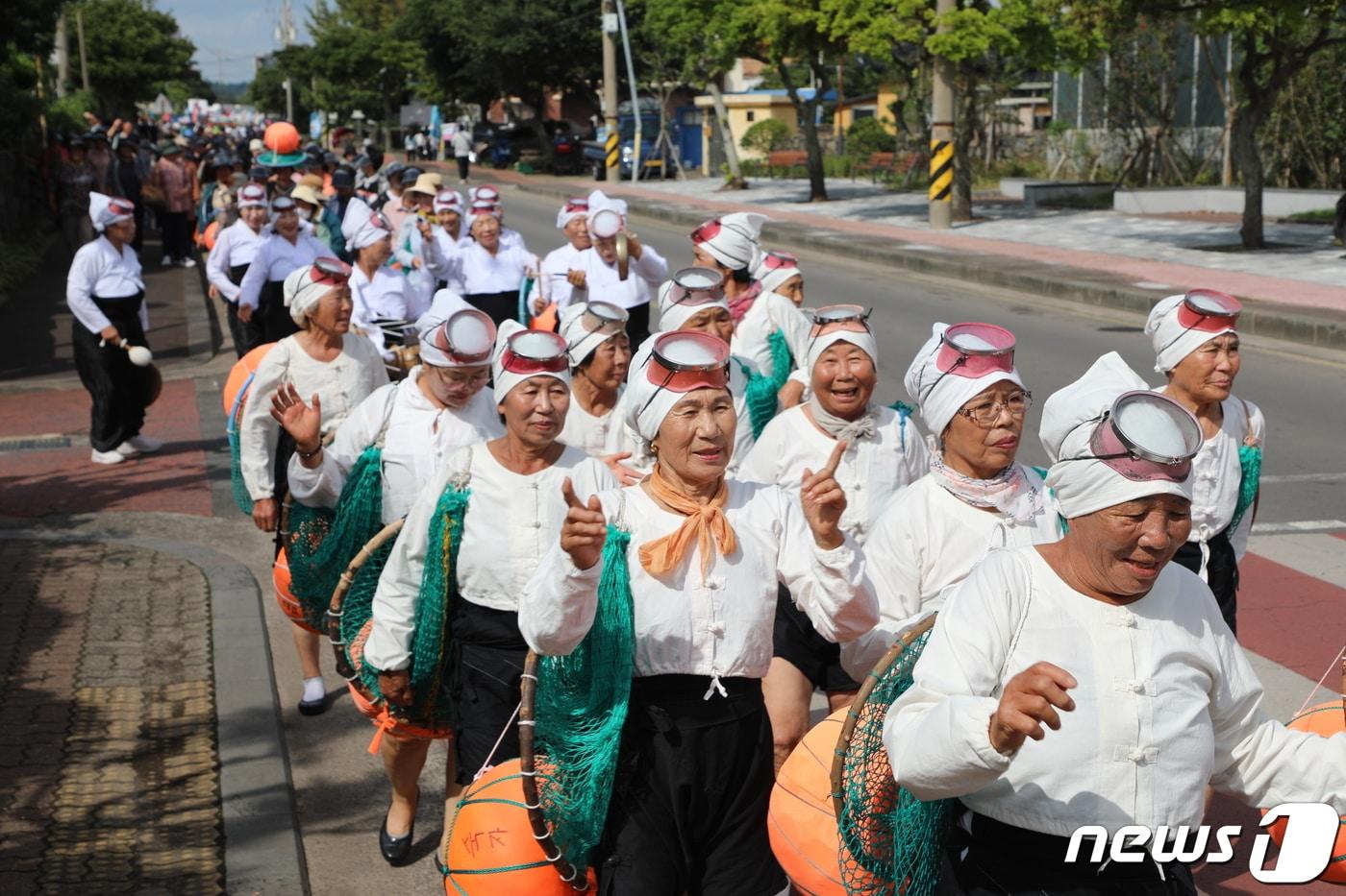 지난해 9월23일 제주시 구좌읍 해녀박물관 일대에서 열린 제16회 제주해녀축제에서 해녀들이 거리 퍼레이드를 하고 있다. 2023.9.23/뉴스1 ⓒ News1 강승남 기자