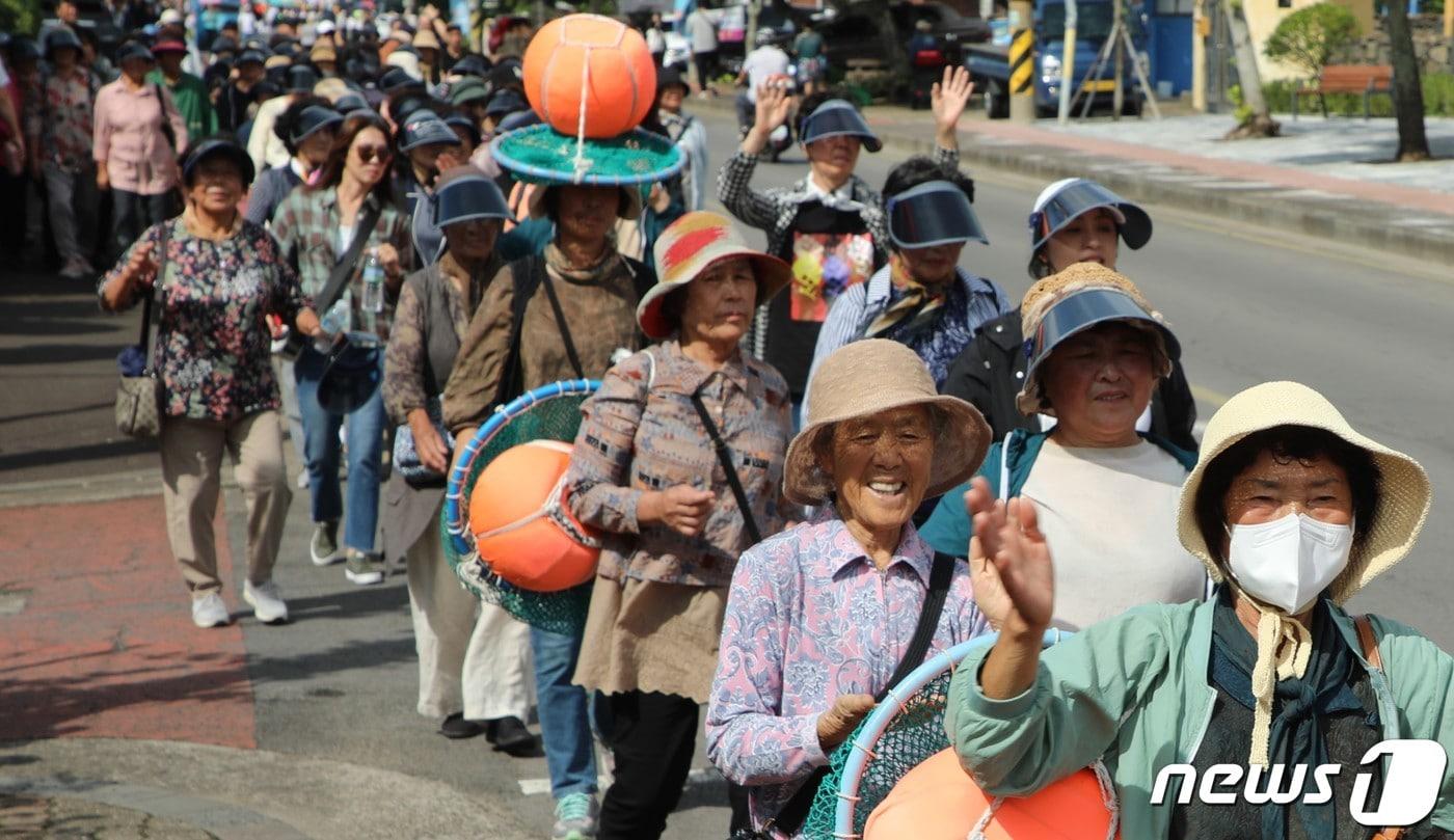 제주도는 오는 15~16일 서귀포시 제주국제컨벤션센터에서 제1회 제주해녀 국가중요어업유산 축제를 개최한다고 11일 밝혔다.  지난 9월 제주시 구좌읍 해녀박물관 일대에서 열린 제16회 제주해녀축제에서 해녀들이 거리 퍼레이드를 하고 있다. .2023.9.23/뉴스1 ⓒ News1 강승남 기자