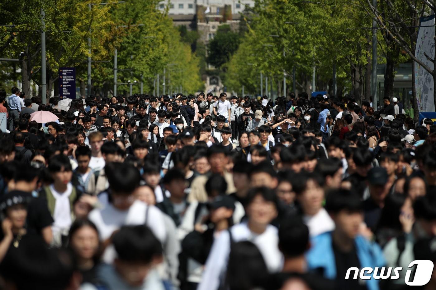 23일 서울 서대문구 연세대학교 신촌캠퍼스에서 2024학년도 수시모집 논술고사를 마친 수험생들이 학교를 나서고 있다. 2023.9.23/뉴스1 ⓒ News1 이승배 기자