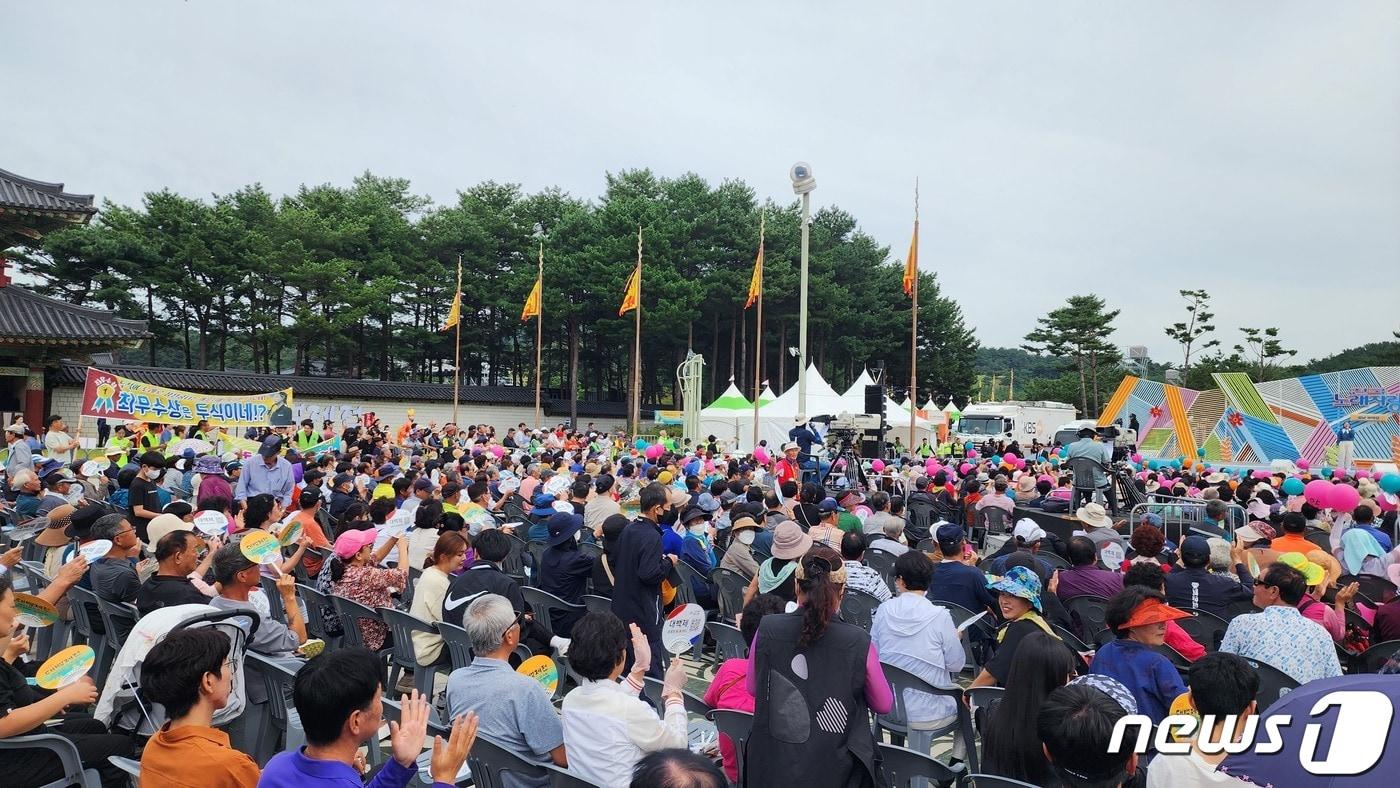 23일 오후 부여 백제문화단지 앞에서 전국노래자랑이 진행되고 있다./뉴스1 