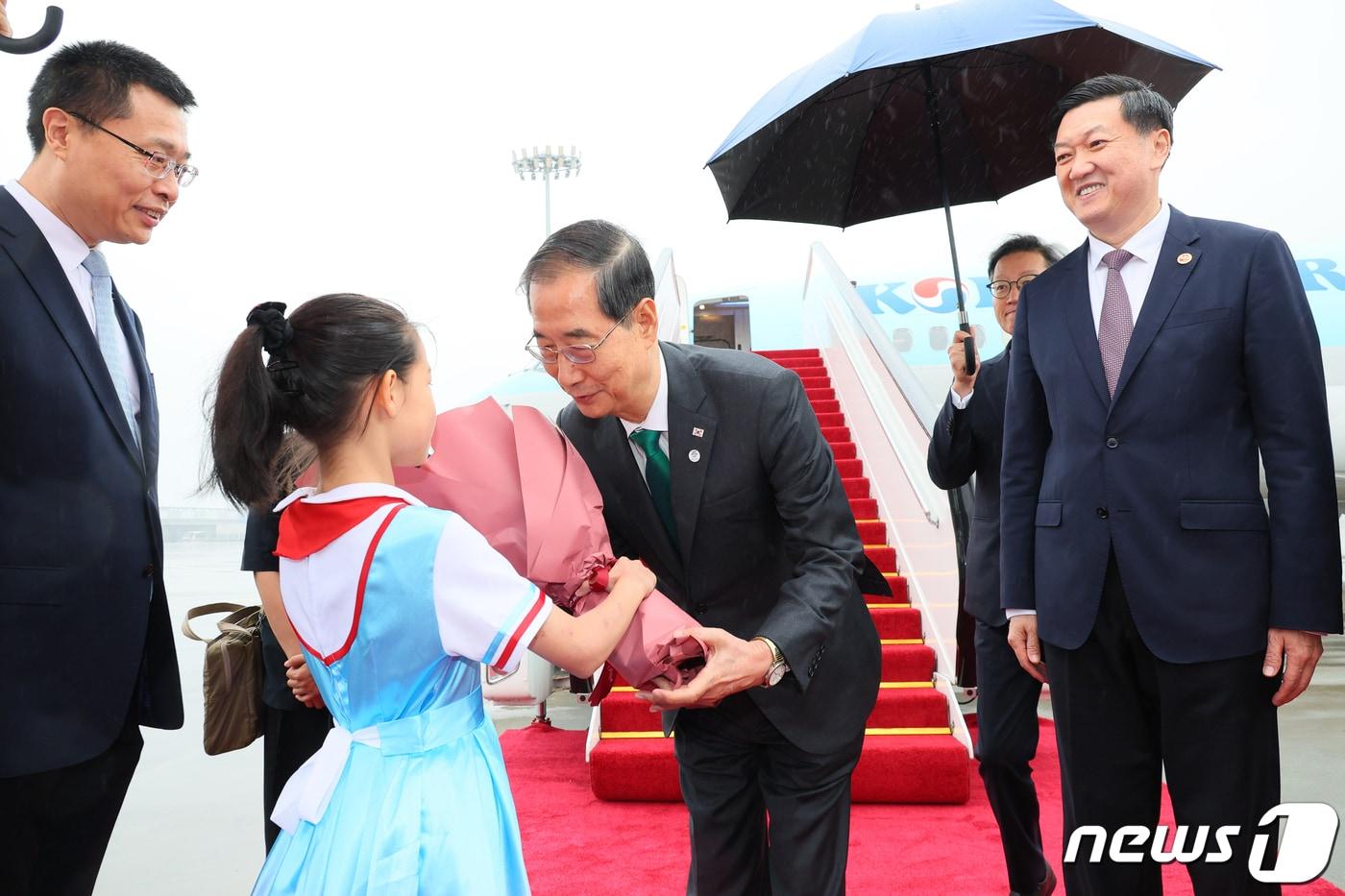 한덕수 국무총리가 중국 항저우에서 열리는 아시안게임 개회식에 참석하기 위해 23일 오전 특별기편으로 항저우 샤오산 국제공항에 도착해 꽃다발을 받고 있다. &#40;국무총리실 제공&#41; 2023.9.23/뉴스1