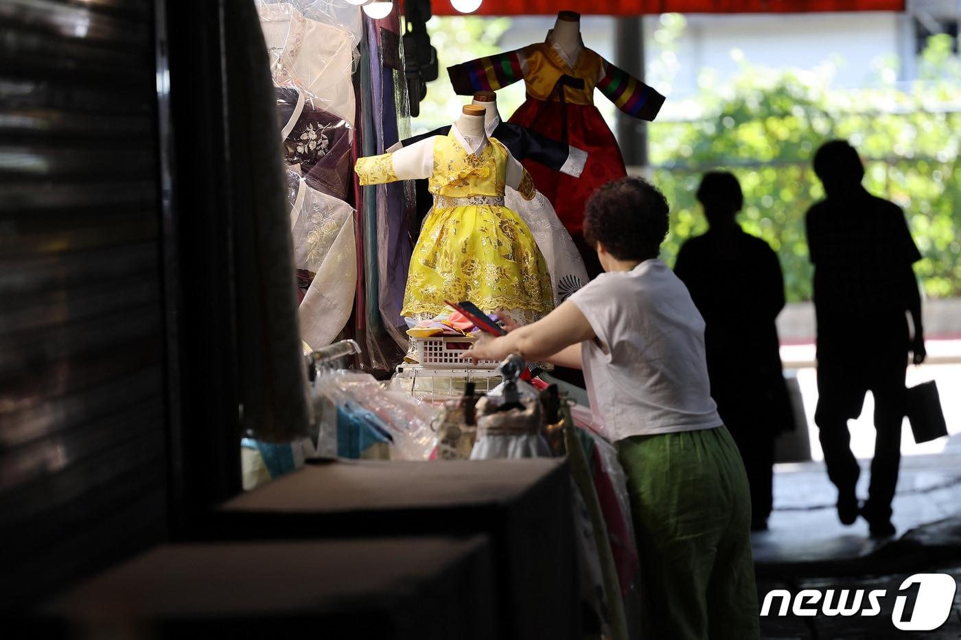 서울 종로구 광장시장 내 한복매장 거리에서 한 상인이 손님을 기다리고 있다. ⓒ News1 이동해 기자