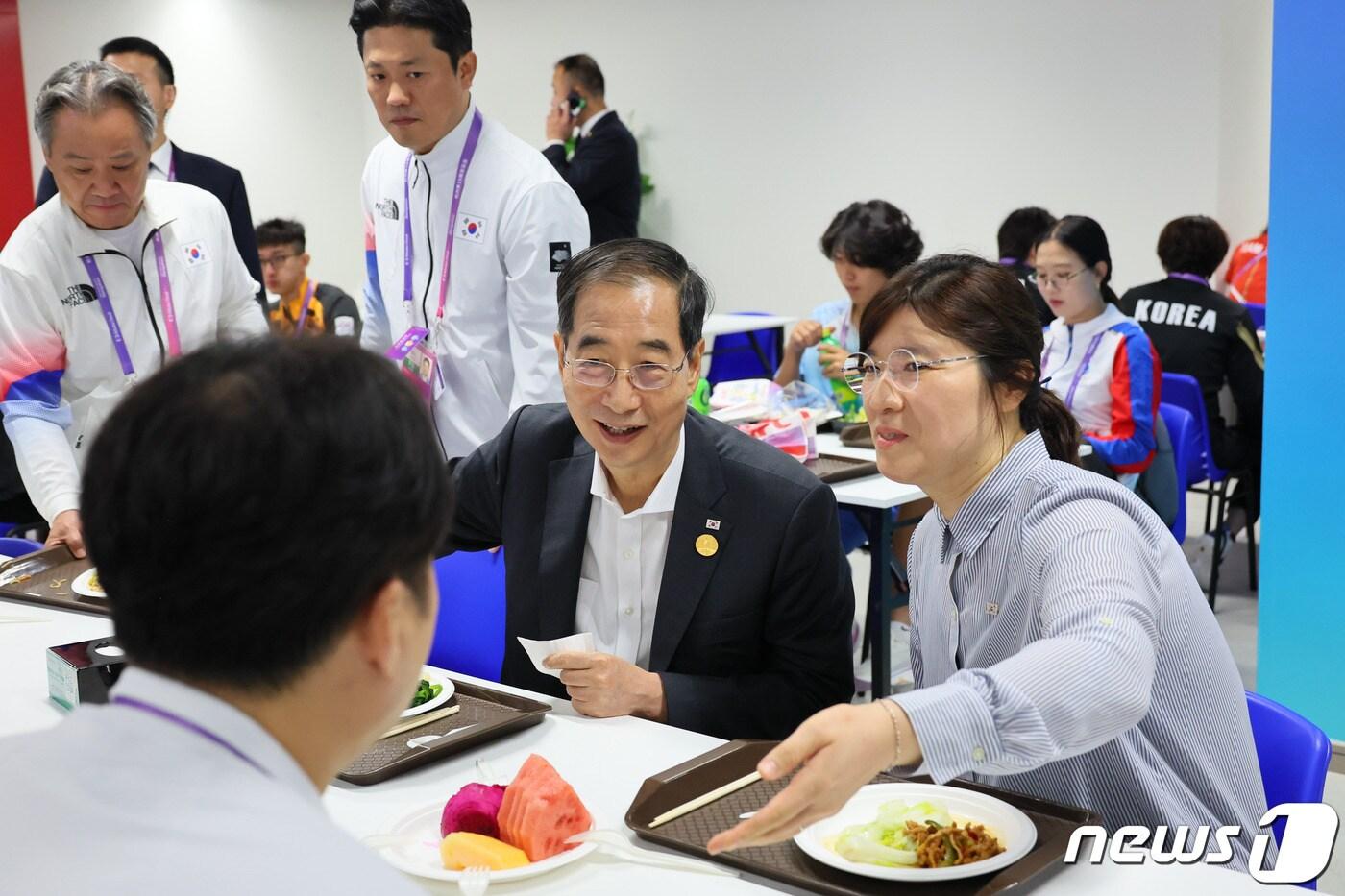 한덕수 국무총리가 24일 장미란 문화체육관광부 차관과 함께 2022 하계아시아경기대회에 참가한 선수들과 조찬을 함께하고 있다/&#40;총리실 제공&#41;/