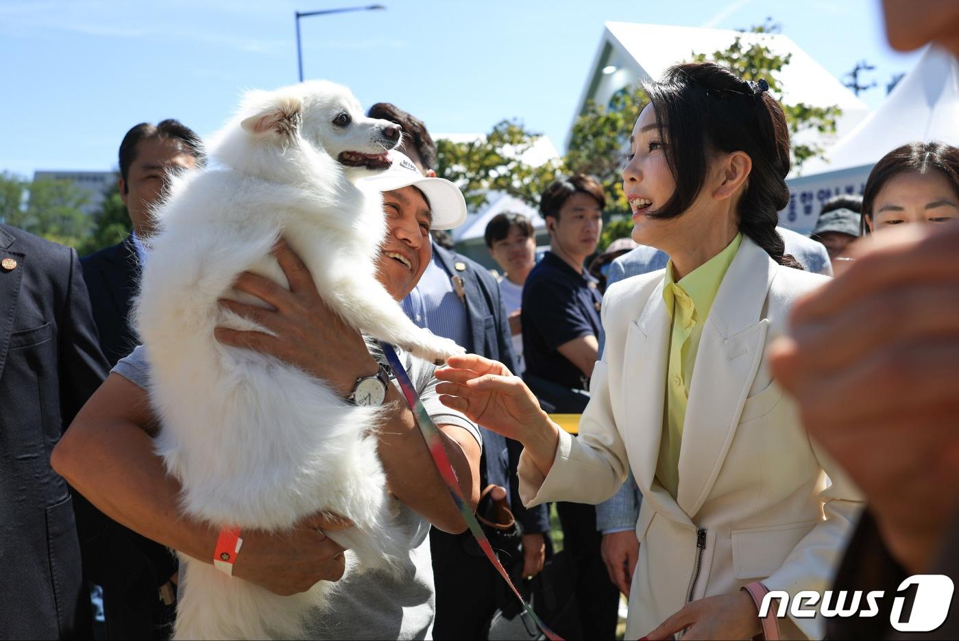 김건희 여사가 24일 서울 용산어린이정원에서 열린 추석맞이 팔도장터를 깜짝 방문해 한 시민의 반려견과 인사하고 있다. &#40;대통령실 제공&#41; 2023.9.24/뉴스1 ⓒ News1 오대일 기자