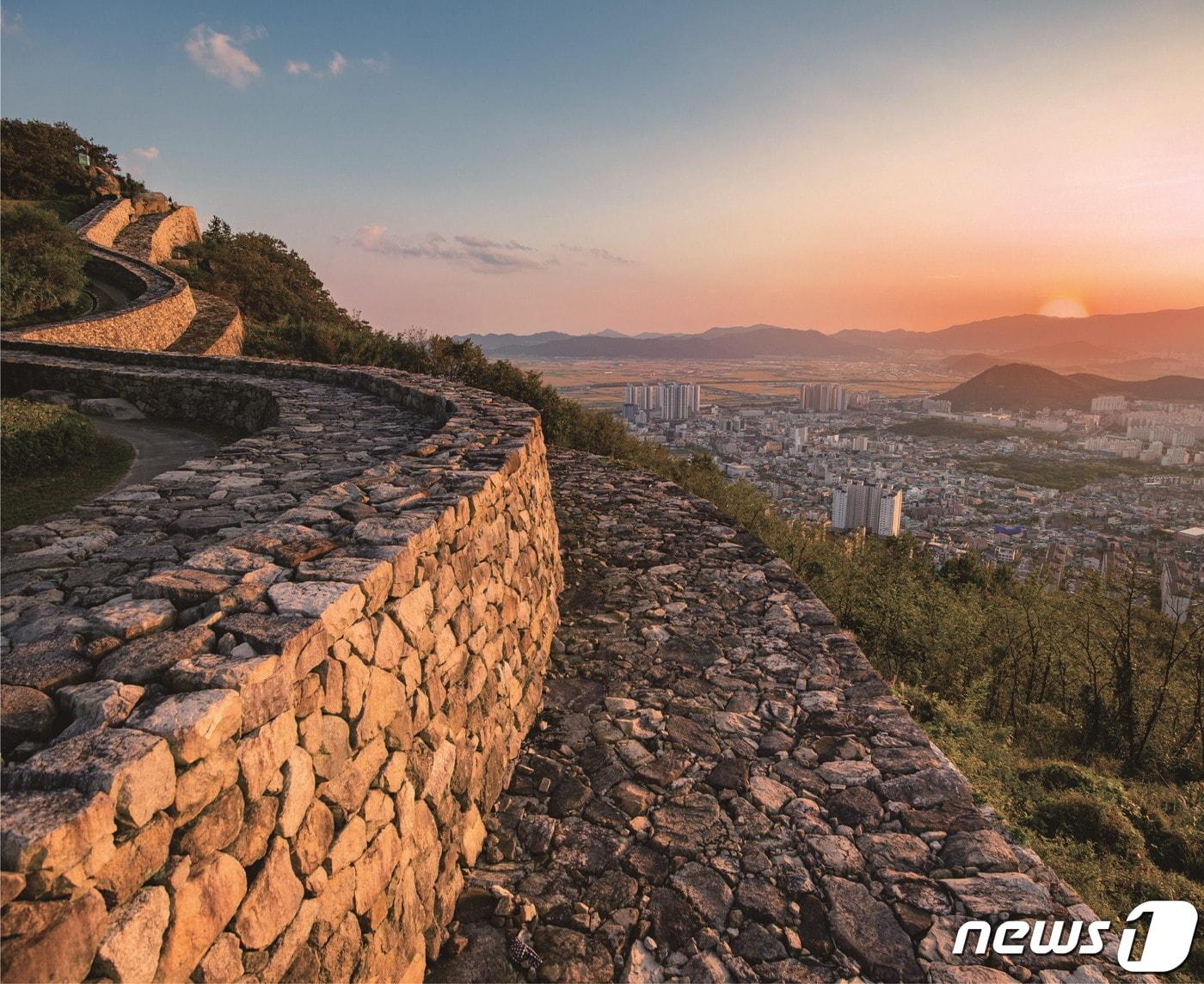 &#39;왕후의 노을&#39;로 불리는 분산성 노을. &#40;김해시 제공&#41;