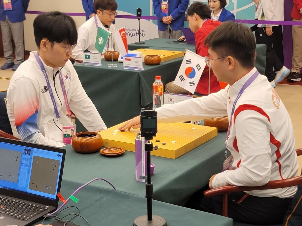 항저우 아시안게임에 출전한 신진서 9단&#40;왼쪽&#41; &#40;한국기원 제공&#41;