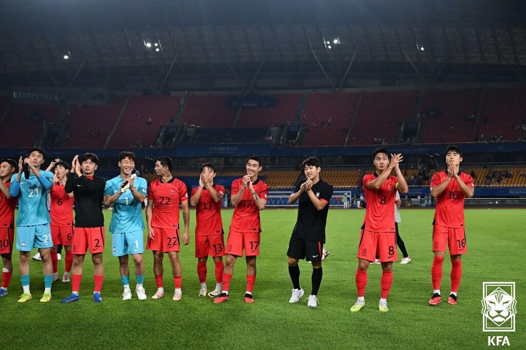 항저우 아시안게임 남자 축구대표팀 선수들이 24일 중국 진화시 진화 스포츠 센터 스타디움에서 열린 바레인과의 E조 조별리그 최종전에서 승리한 뒤 관중들에게 인사하고 있다. &#40;대한축구협회 제공&#41; 2023.9.24/뉴스1