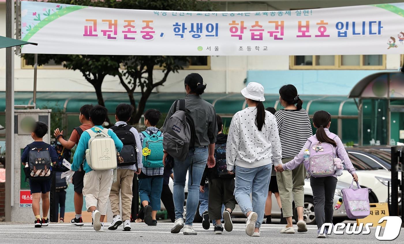 ‘서울의 한 초등학교로 학생들이 등교하고 있다. /뉴스1 ⓒ News1 김진환 기자