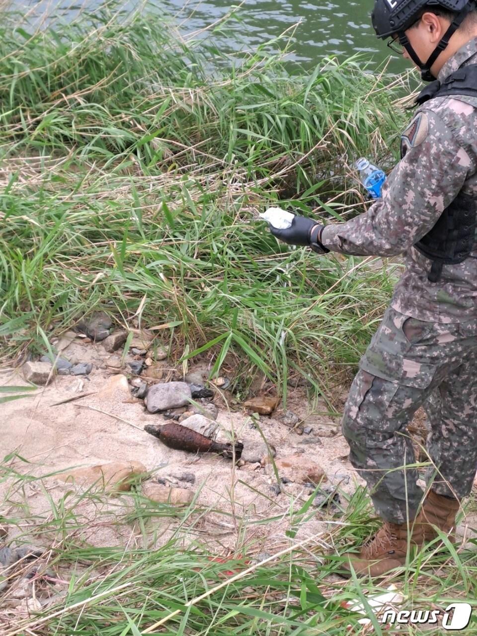 25일 오전 육군 폭발물처리반 관계자가  충북 옥천군 옥천읍 옥각리 인근 서화천에서 수거한 폭탄을 조사 중이다. &#40;옥천소방서 제공&#41;