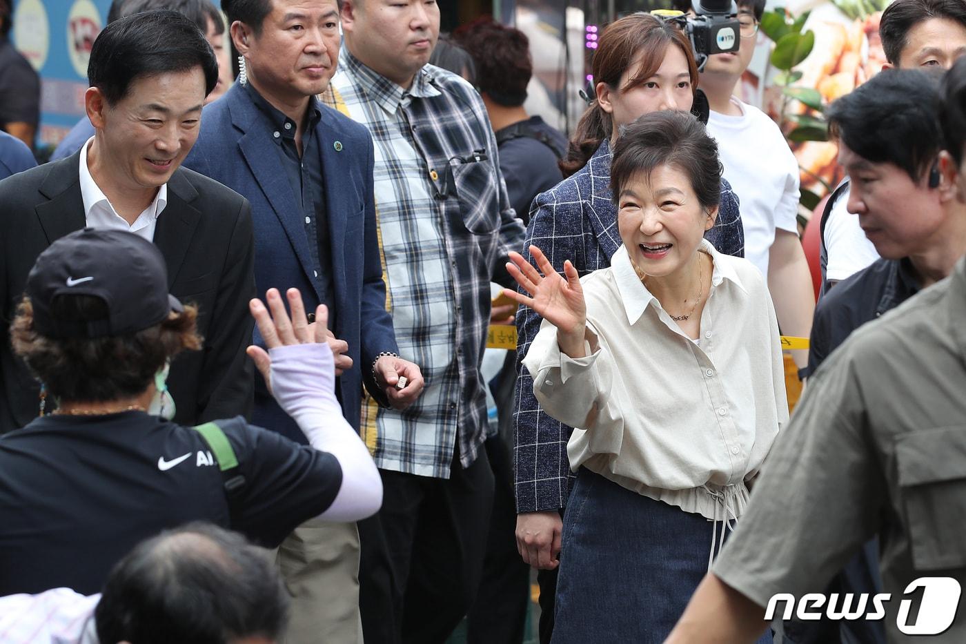 4·10 총선을 앞두고 최근 출간된 &#39;박근혜 회고록&#39; 북콘서트가 5일 &#39;보수 텃밭&#39;으로 불리는 대구에서 열린다. 지난해 9월 박 전 대통령이 대구 달성군 현풍시장을 찾아 시민들을 향해 손을 흔들고 있다. 2023.9.25/뉴스1 ⓒ News1 공정식 기자