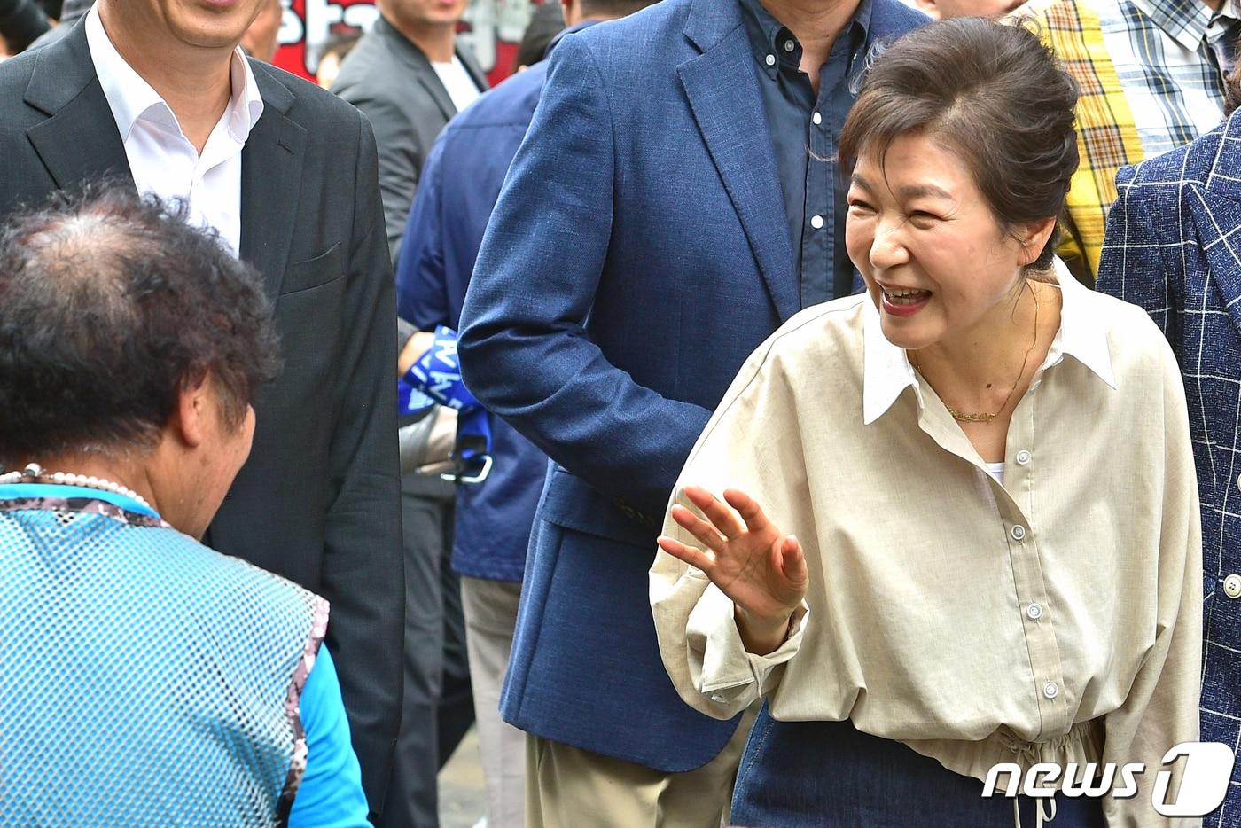 박근혜 전 대통령이 25일 오전 대구 달성군 현풍시장을 찾아 시민들과 인사 나누고 있다. 2023.9.25/뉴스1 ⓒ News1 공정식 기자