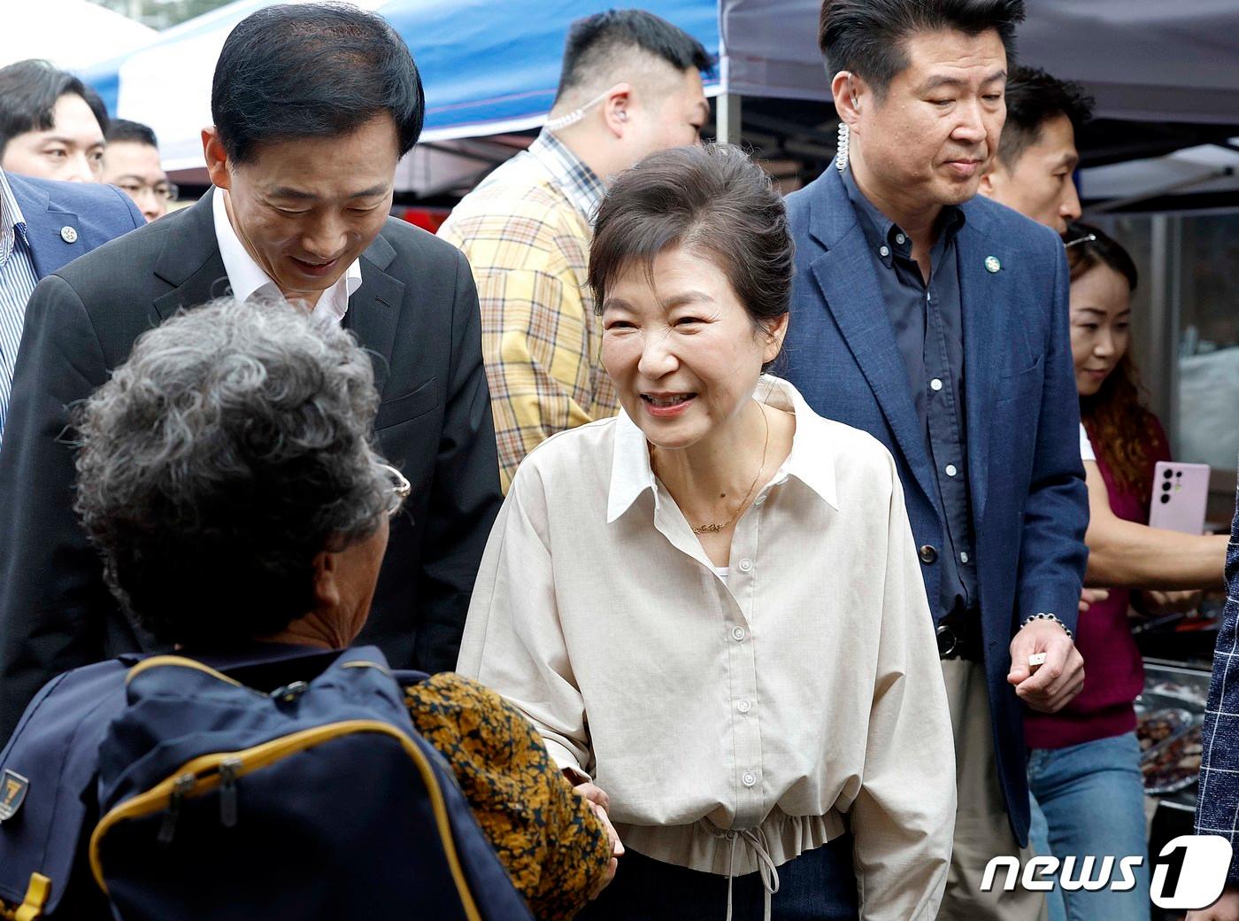 박근혜 전 대통령이 5일 자신의 &#39;정치적 고향&#39; 격인 대구에서 회고록 &#39;박근혜 회고록 : 어둠을 지나 미래로&#39; 출간을 기념하는 북콘서트&#40;출판기념회&#41;를 열었다. 지난해 9월 박근혜 전 대통령이 대구 달성군 현풍시장을 찾아 시민들과 인사 나누고 있다. 2023.9.25/뉴스1 ⓒ News1 공정식 기자