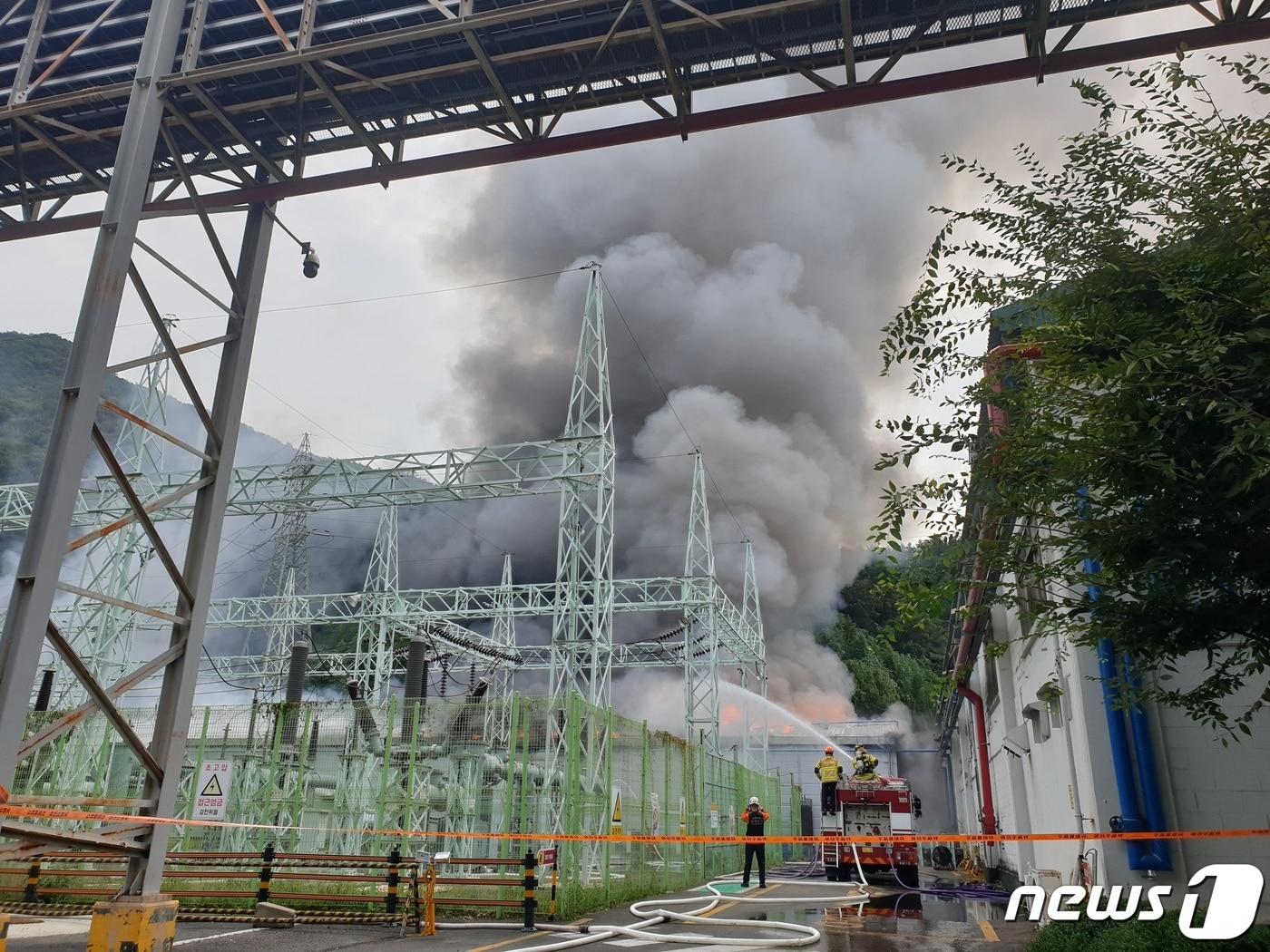 25일 창원시 성산구 신촌동 세아특수강 창원공장 ESS설비 건물에서 불이나 출동한 소방관들이 진화하고 있다.&#40;창원소방본부 제공&#41;