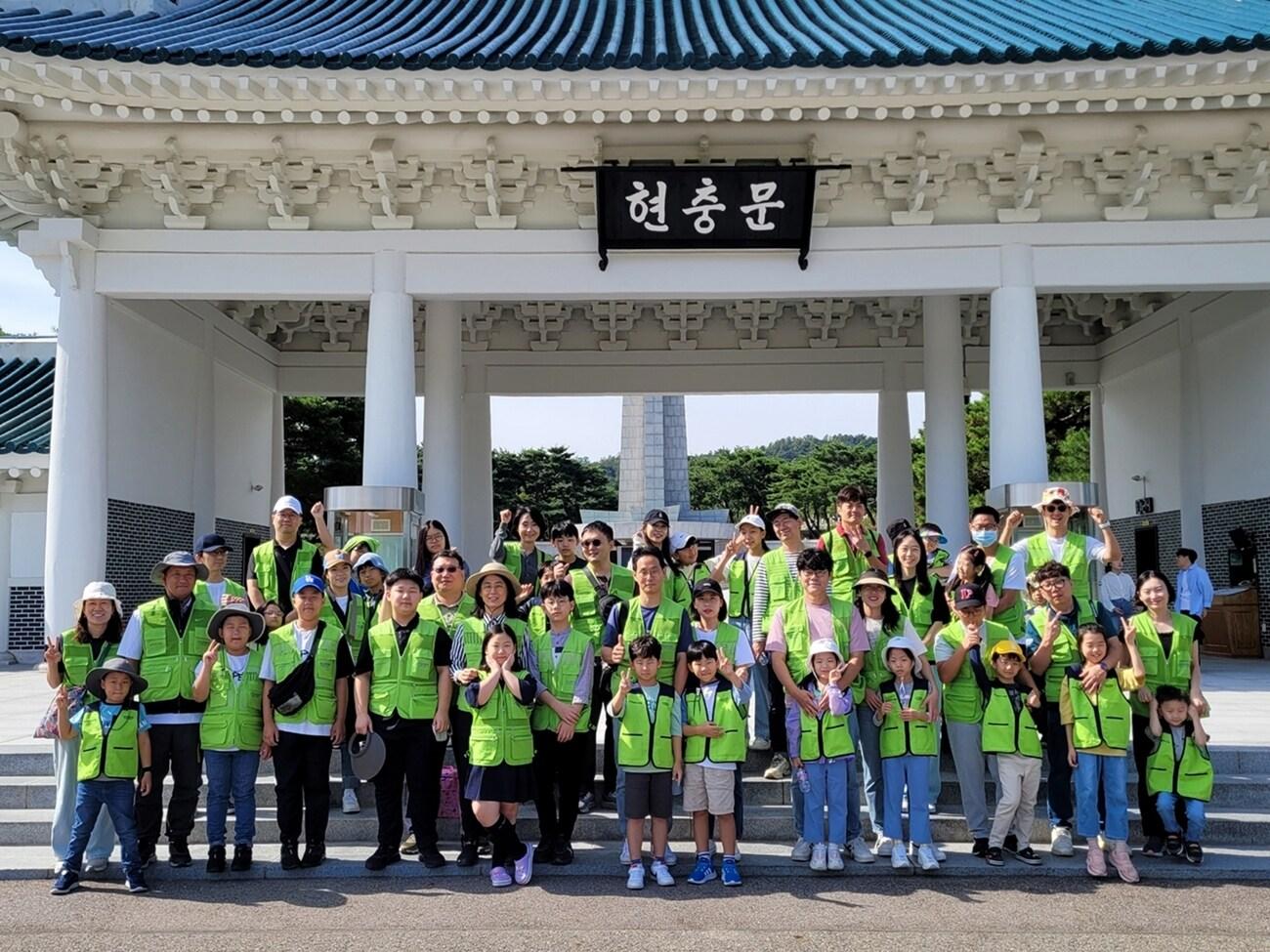 현대엔지니어링 임직원 및 임직원 가족이 지난 23일 &#39;현충원 묘역 정화 봉사활동&#39;을 진행하고 단체사진을 촬영하고 있다.&#40;현대엔지니어링 제공&#41;