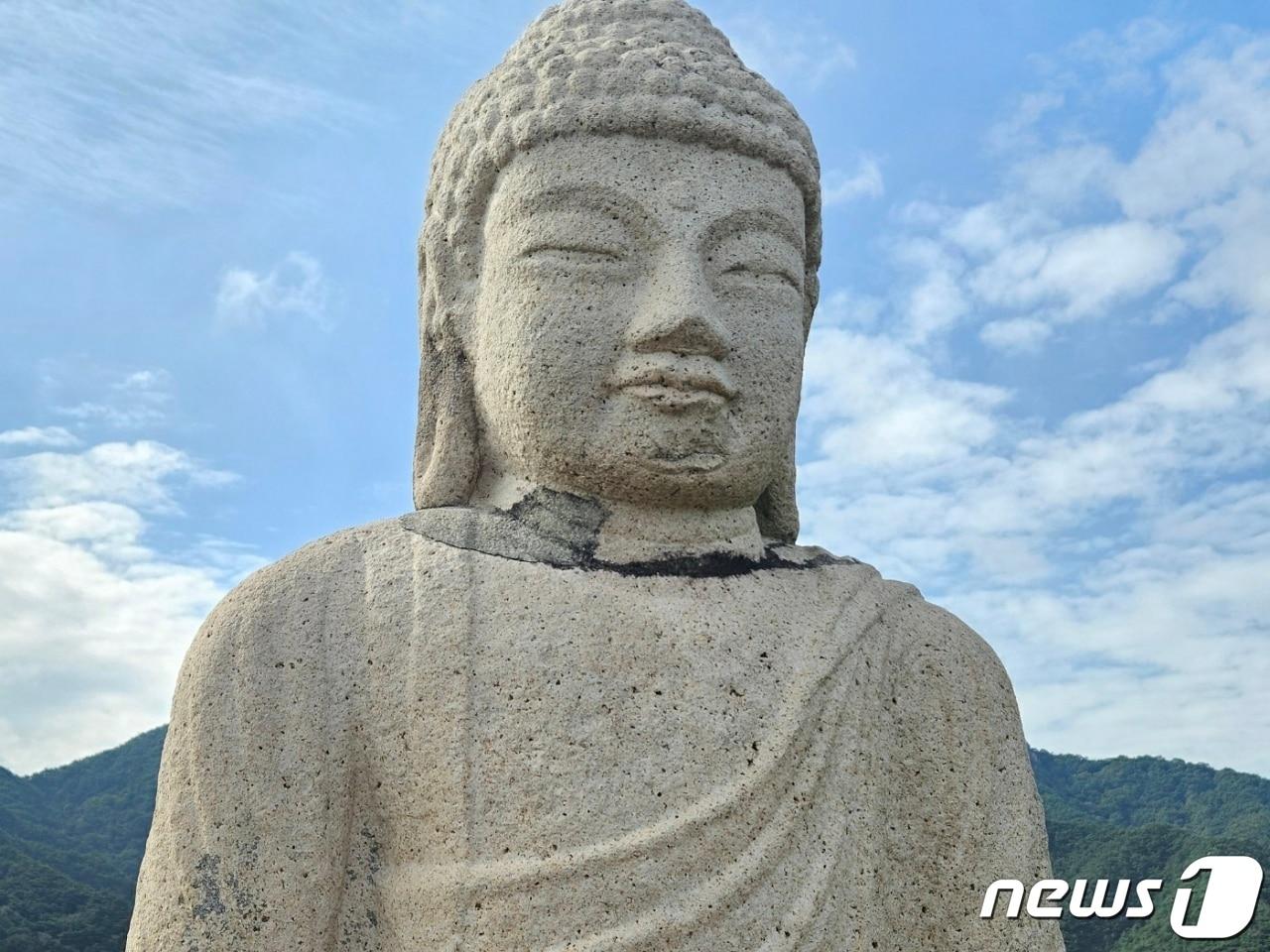 경남 창녕군 관룡산 중턱에 있는 용선대 석조석가여래좌상 목 부분에서 일부 변색 및 파손된 모습이 보이고 있다.&#40;창녕군 제공&#41;