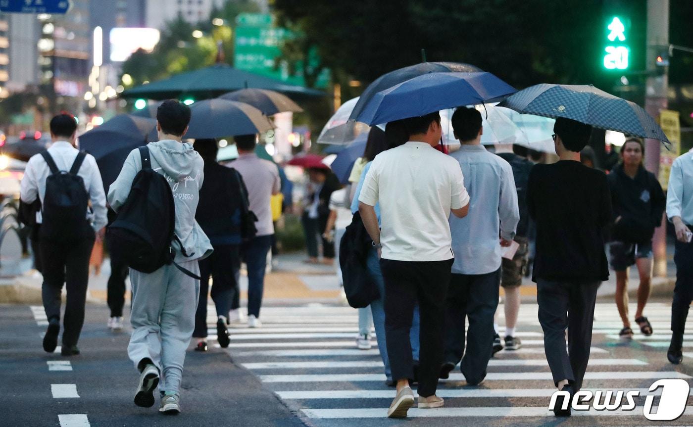 서울에 비가 내리고 있는 25일 오후 서울 종로구 종각역사거리에서 우산을 쓴 시민과 우산을 미쳐 준비 못한 시민들이 발걸음을 재촉하고 있다. 기상청은 오늘 저녁부터 모레 오후 사이 전국 대부분 지역 가끔 비가 내리겠다고 밝혔다. 2023.9.25/뉴스1 ⓒ News1 박세연 기자