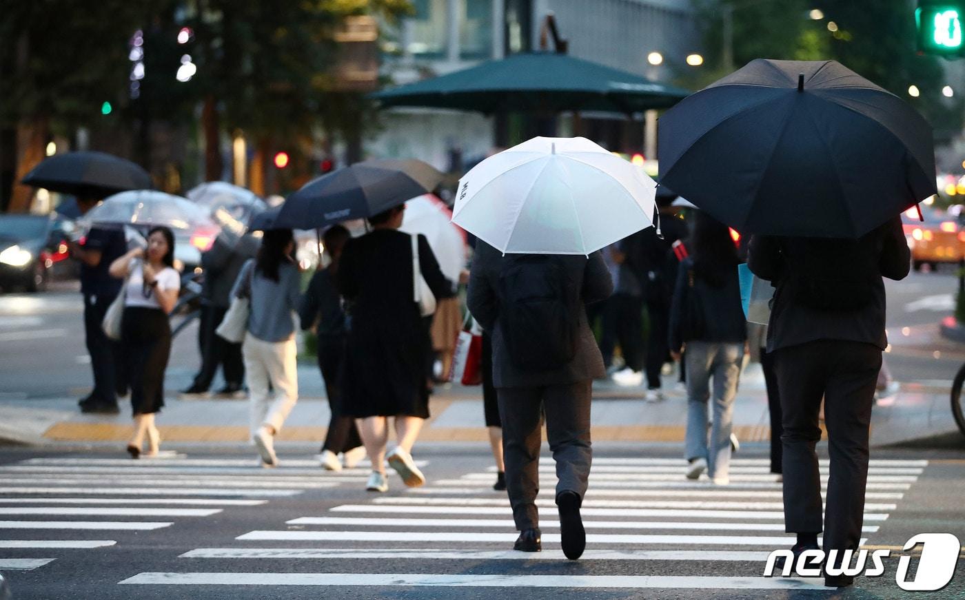 서울에 비가 내리고 있는 25일 오후 서울 종로구 종각역사거리에서 우산을 쓴 퇴근길 시민들이 발걸음을 재촉하고 있다. 2023.9.25/뉴스1 ⓒ News1 박세연 기자